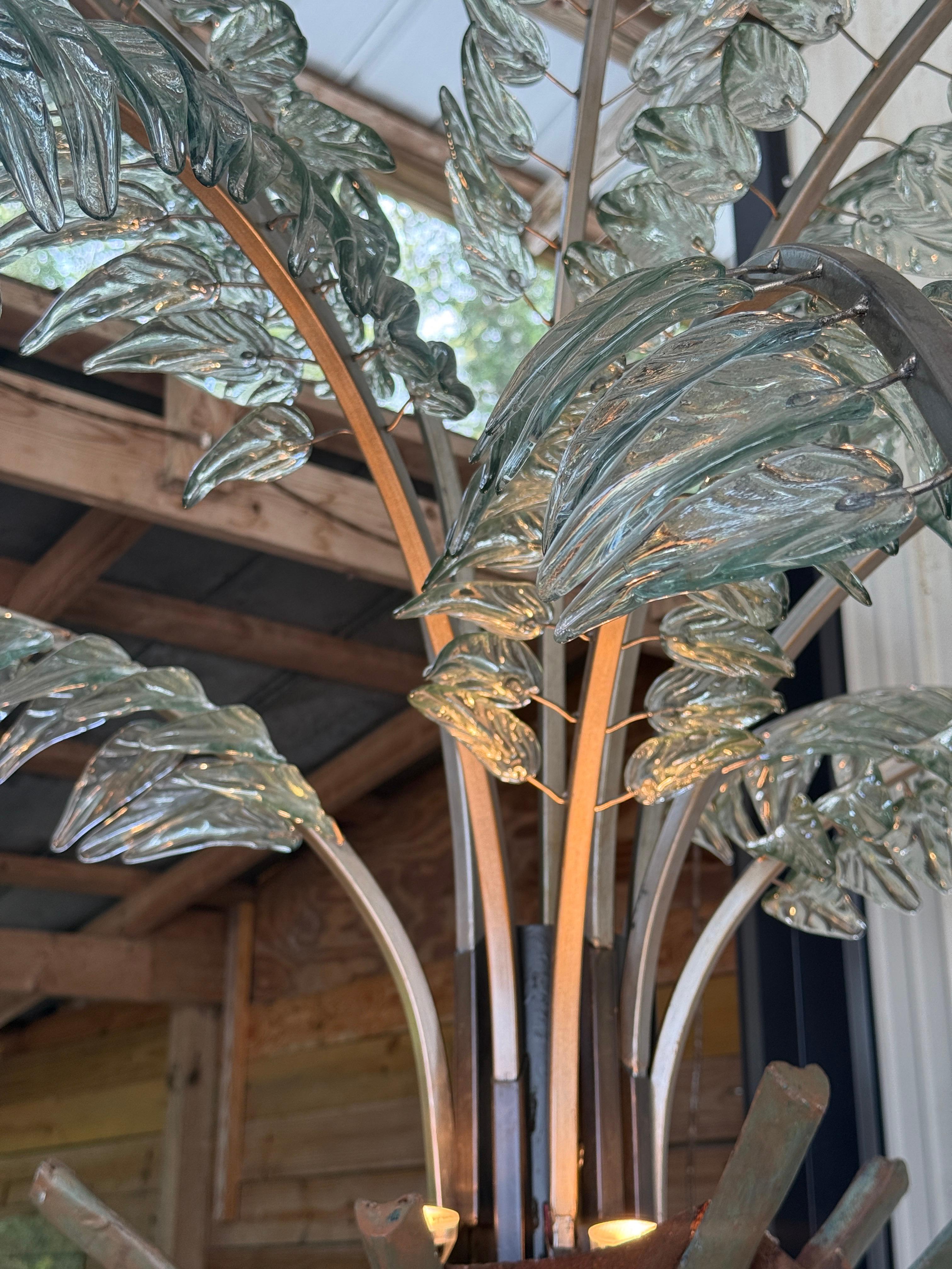 Monumentale Stehlampe aus mundgeblasenem Glas und Metall mit gemeißeltem Faserglas (Kanadisch) im Angebot