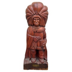 Monumentale, handgeschnitzte Figur der amerikanischen Volkskunst mit indigenem Motiv, signiert, 1980er Jahre
