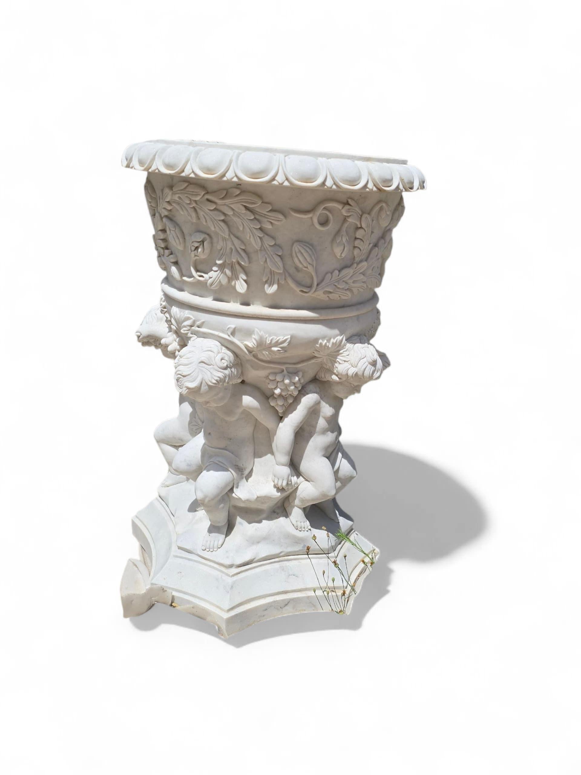 Monumental Hand-Carved Carrara Marble Urn with Cherubs, 20th Century In Excellent Condition For Sale In Madrid, ES