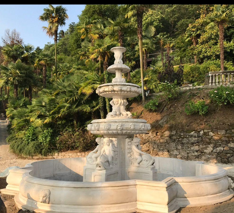 Monumental Hand-Carved Italian Marble Fountain, 5-Meter Diameter In Good Condition For Sale In Madrid, ES