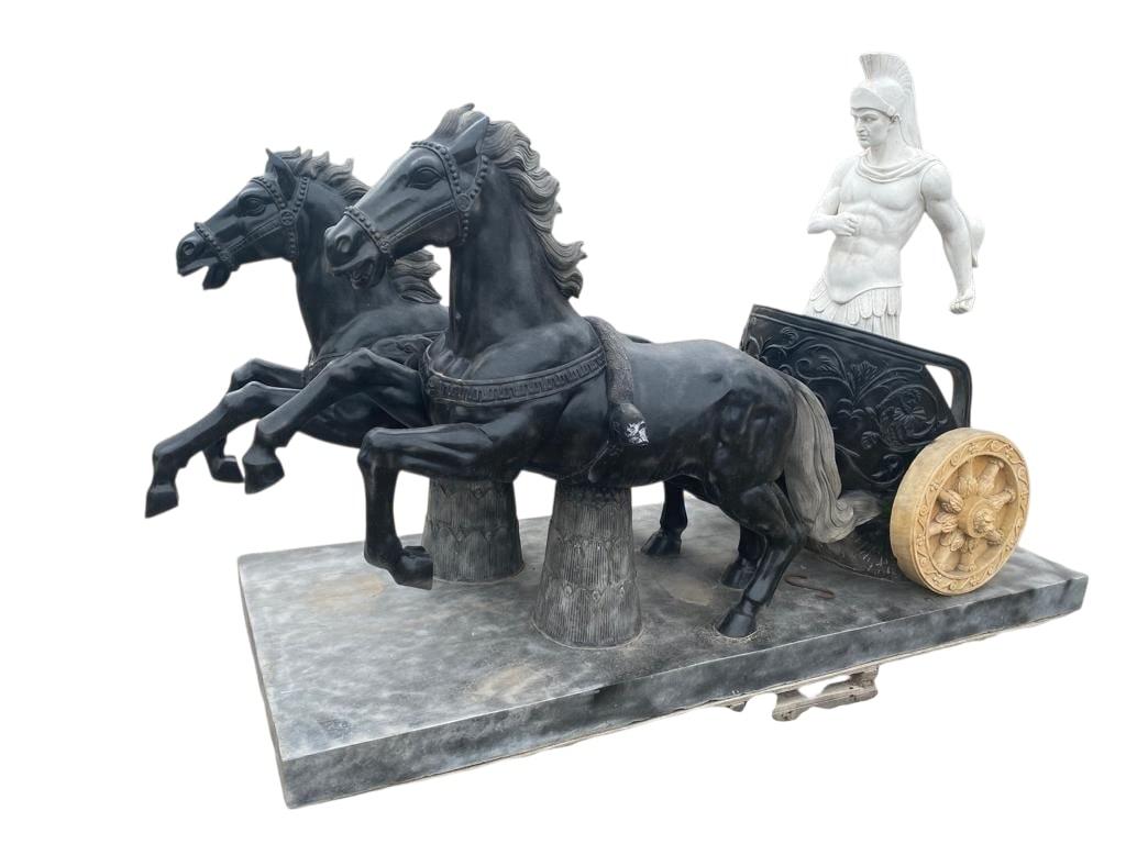 Monumental Hand-Carved Italian Marble Roman Chariot Scene, 300 CM In Good Condition For Sale In Madrid, ES