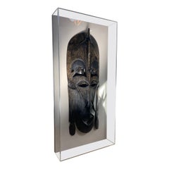 Monumental masque africain vintage sculpté à la main et encadré dans une boîte en lucite, années 1960