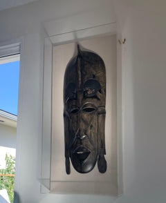 Monumentale handgeschnitzte afrikanische Maske im Vintage-Stil, gerahmt in Lucite-Kasten, 1960er Jahre
