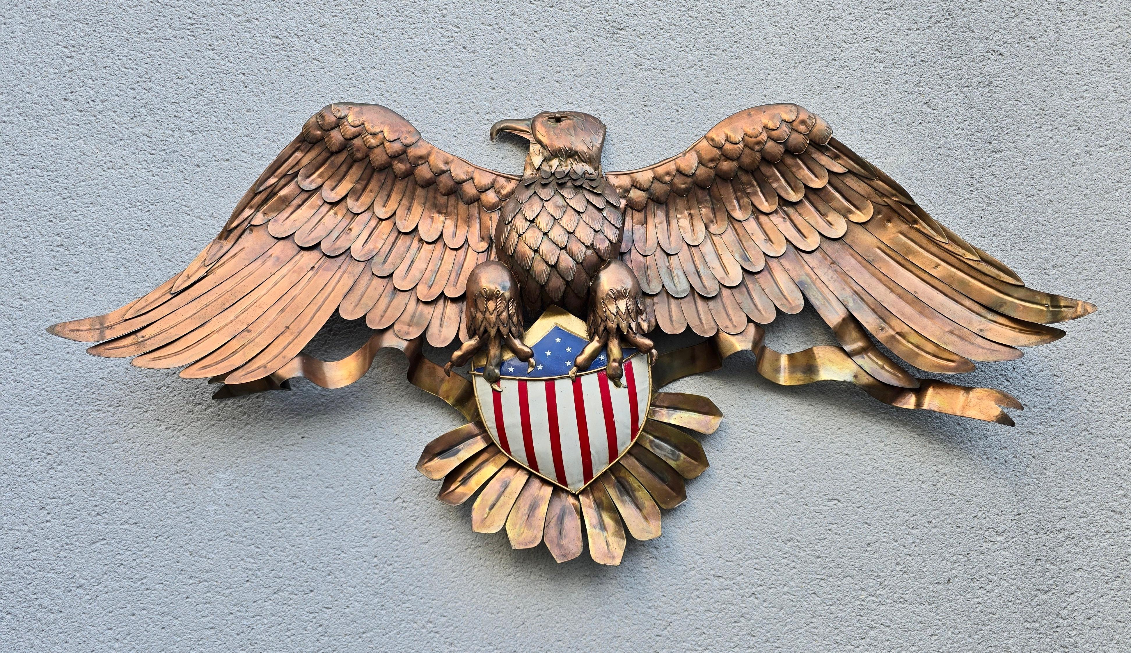 Rare sculpture murale monumentale de l'aigle américain en cuivre martelé à la main avec le grand bouclier des États-Unis. Milieu du XXe siècle. Probablement commandée pour un bâtiment fédéral ou une ambassade. Un symbole de leadership et de