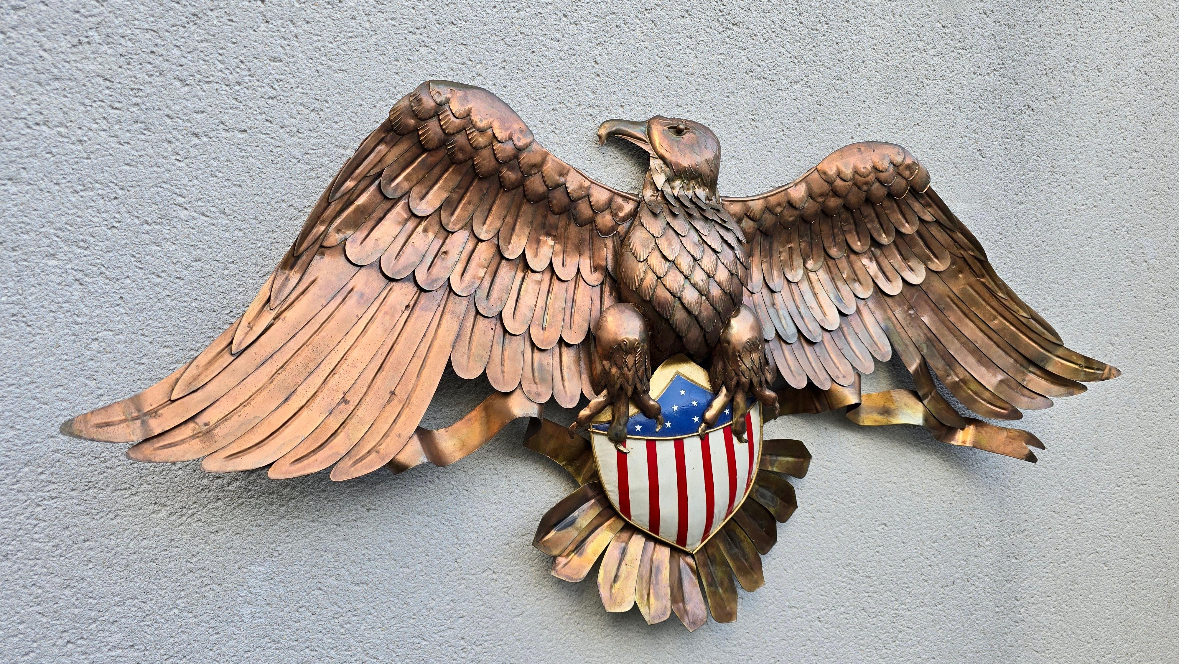 Mid-Century Modern Aigle américain monumental en cuivre fait à la main avec le grand sceau, milieu du 20e siècle en vente