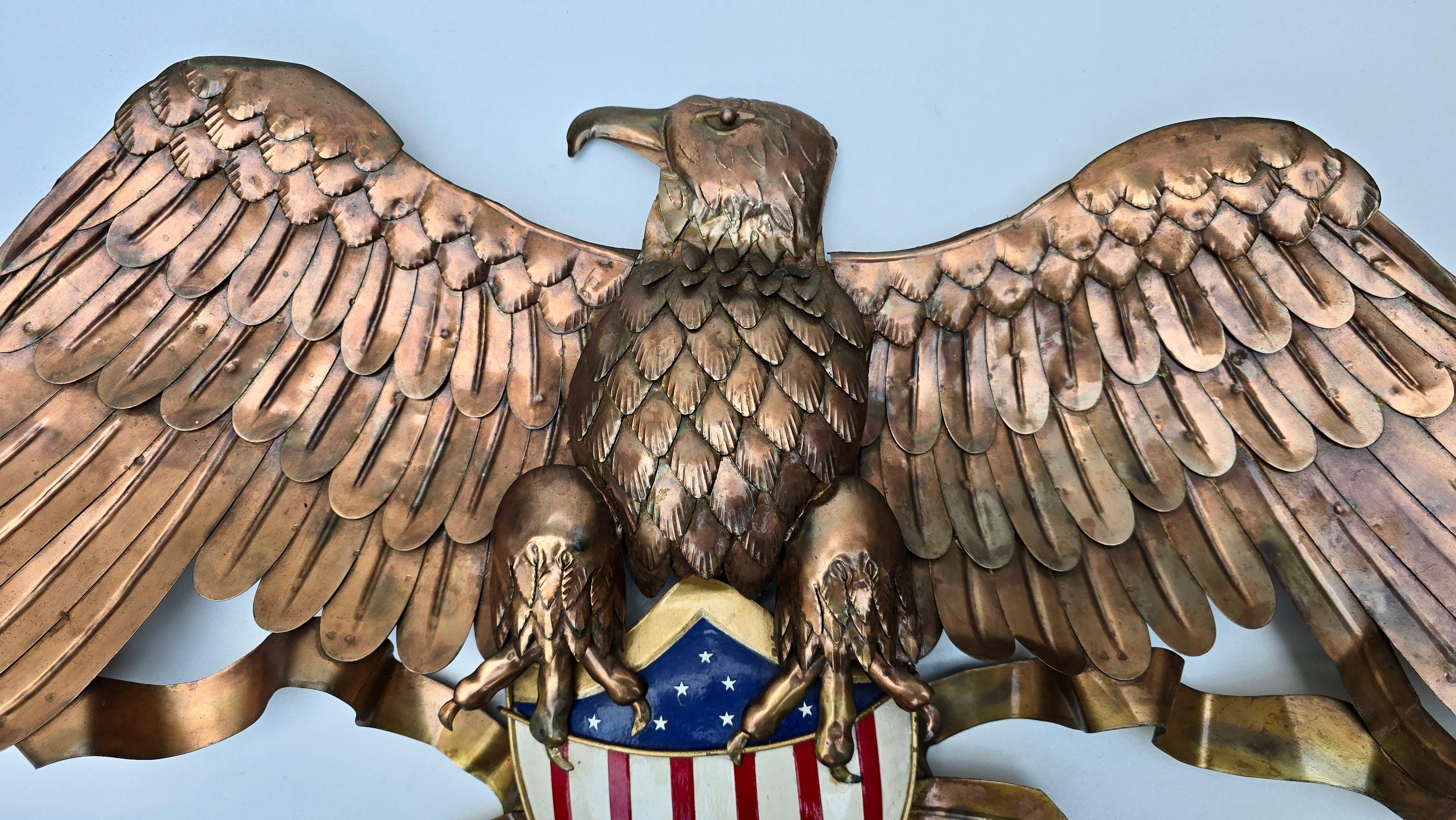 Martelé Aigle américain monumental en cuivre fait à la main avec le grand sceau, milieu du 20e siècle en vente
