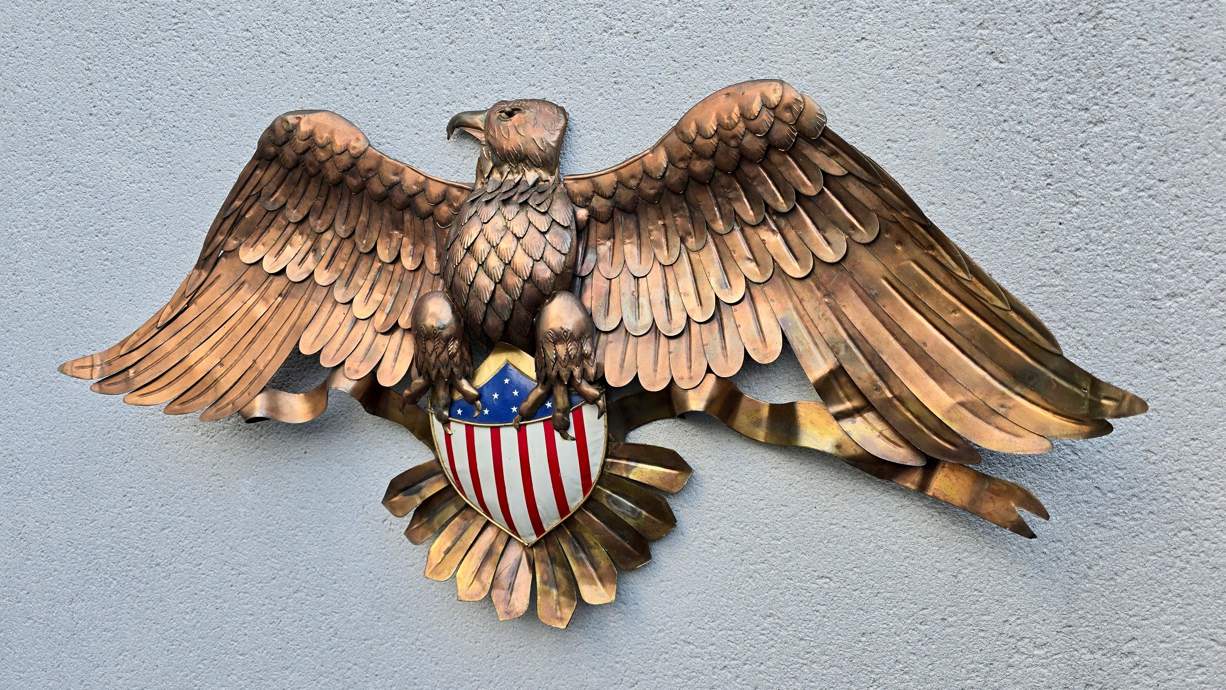 Aigle américain monumental en cuivre fait à la main avec le grand sceau, milieu du 20e siècle Bon état - En vente à Antwerp, BE