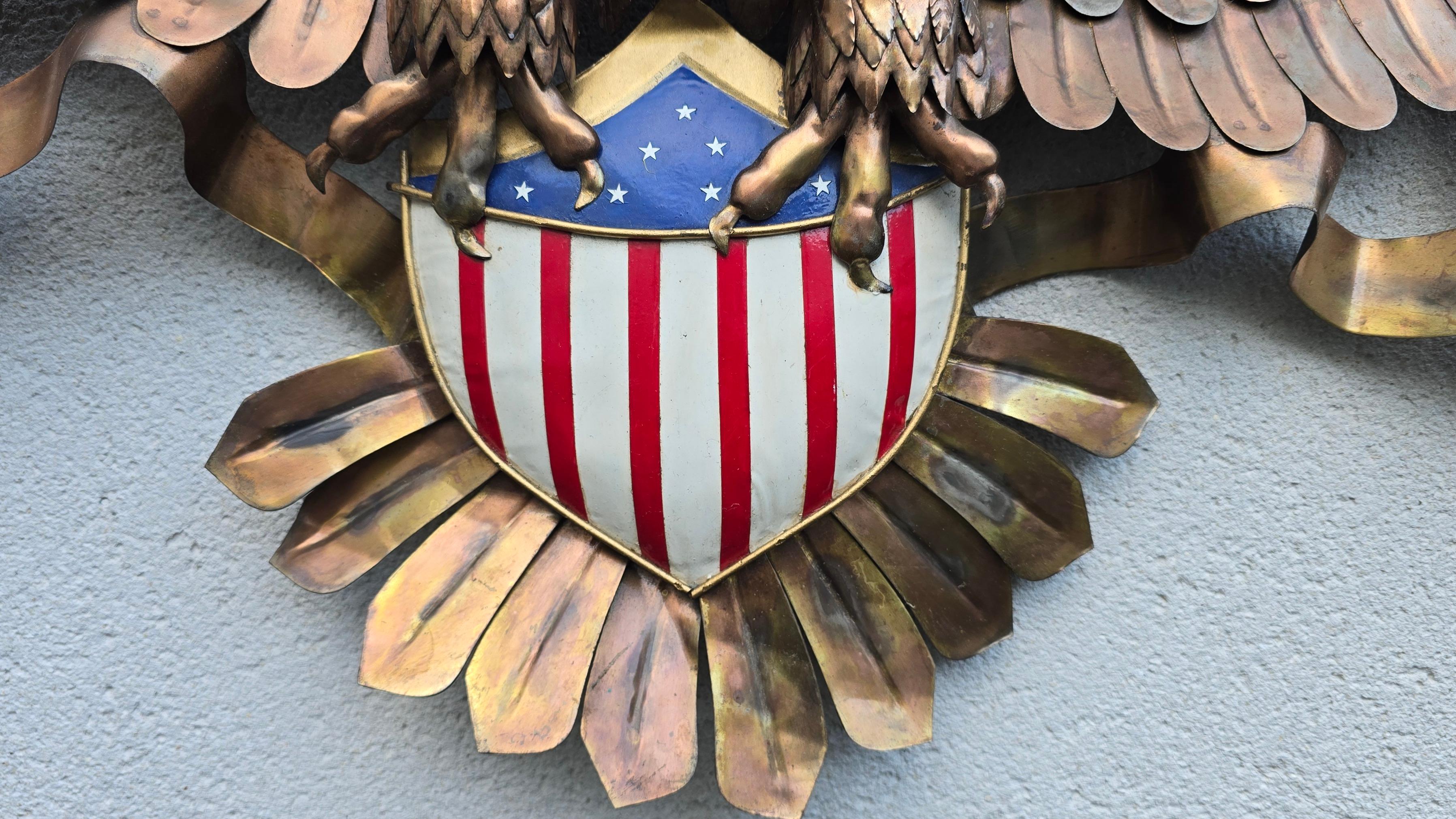 20ième siècle Aigle américain monumental en cuivre fait à la main avec le grand sceau, milieu du 20e siècle en vente