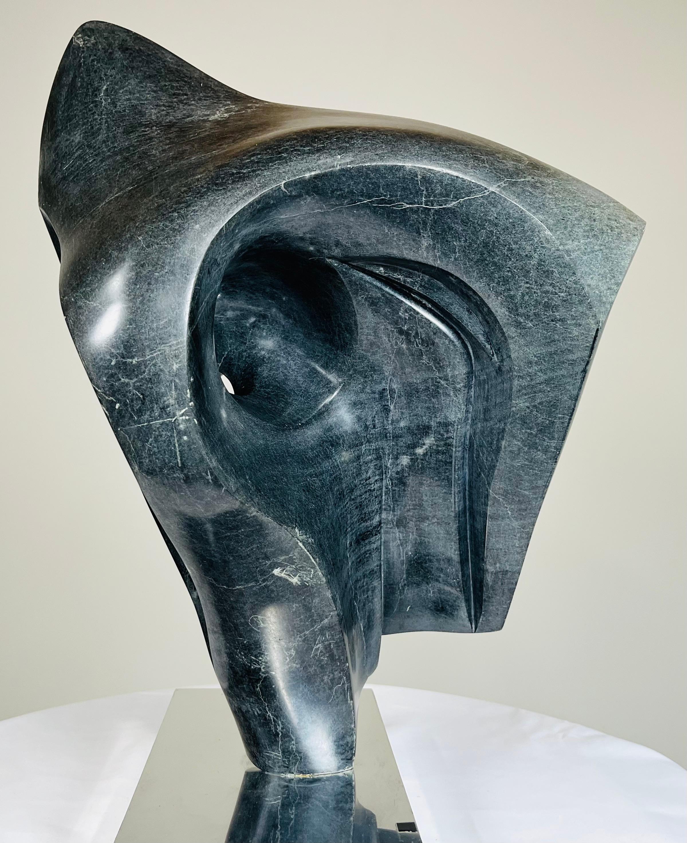 Una splendida scultura astratta di grandi dimensioni in pietra verde scuro alla maniera di Henry Moore. Le bellissime linee organiche sono state magistralmente scolpite in una pietra di giada profonda proveniente dal manto superiore della terra.