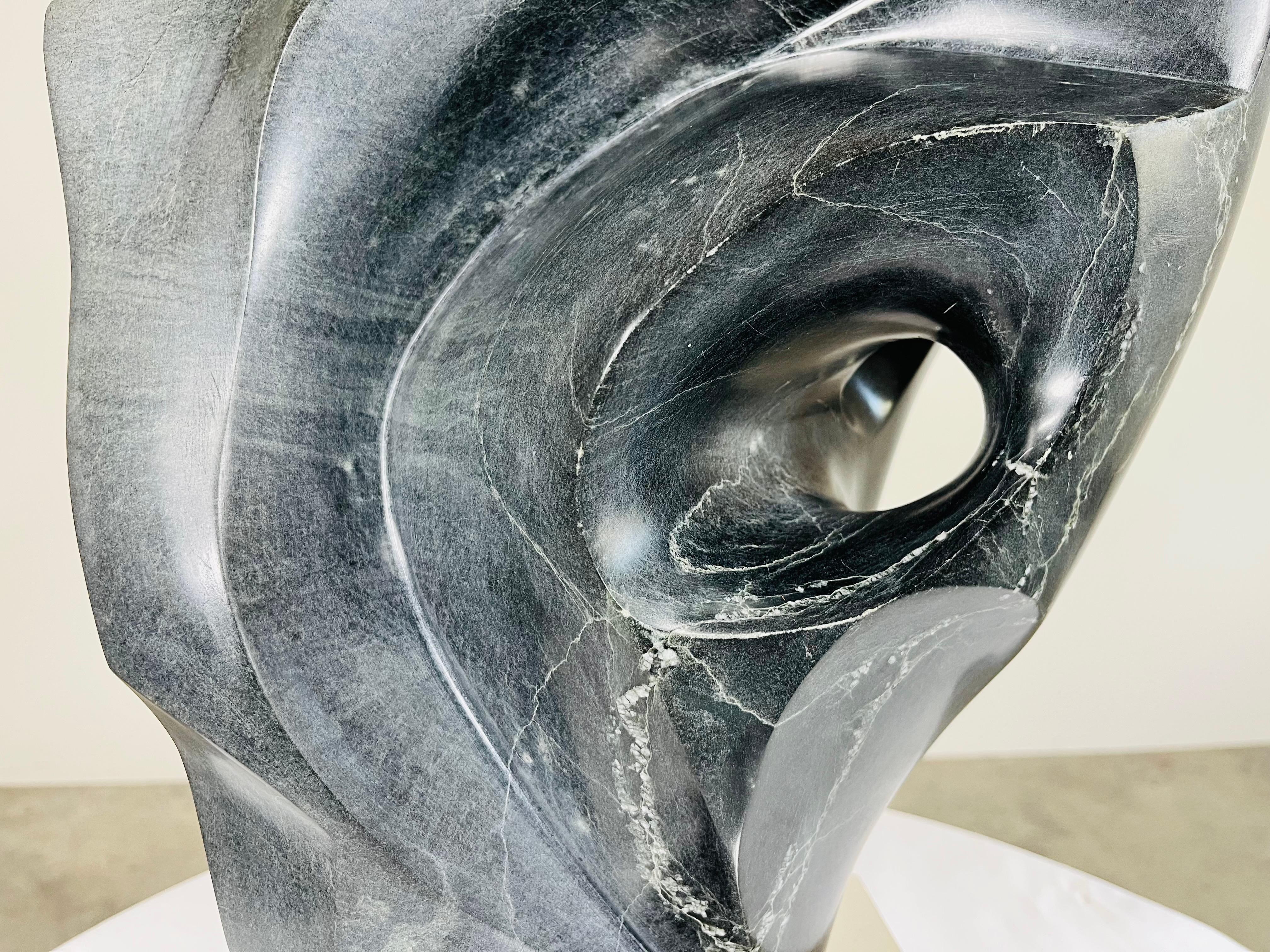 Mid-Century moderno Monumentale scultura astratta in pietra verde intenso in stile Henry Moore 1960s in vendita