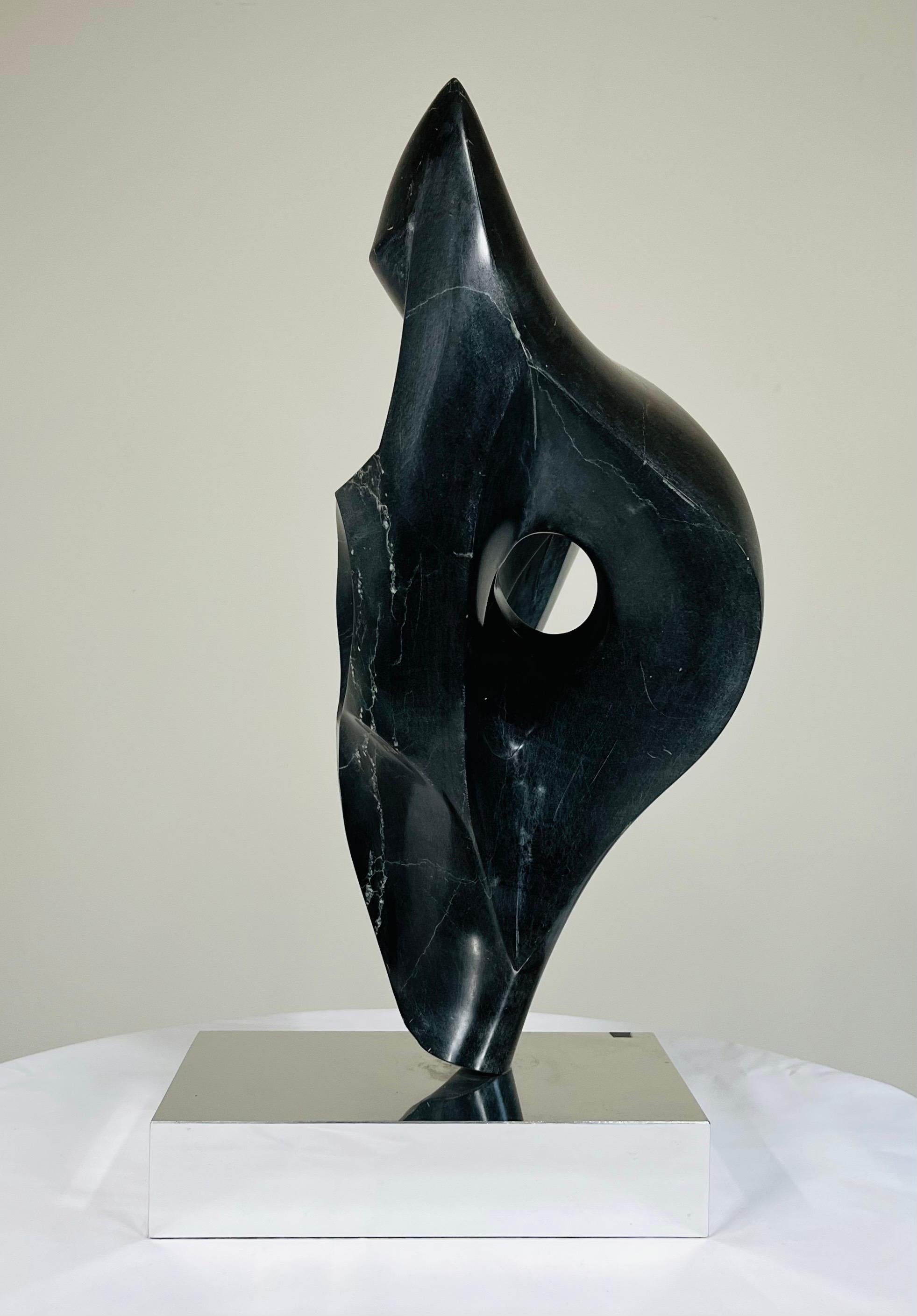 Monumentale scultura astratta in pietra verde intenso in stile Henry Moore 1960s In condizioni ottime in vendita a Southampton, NJ