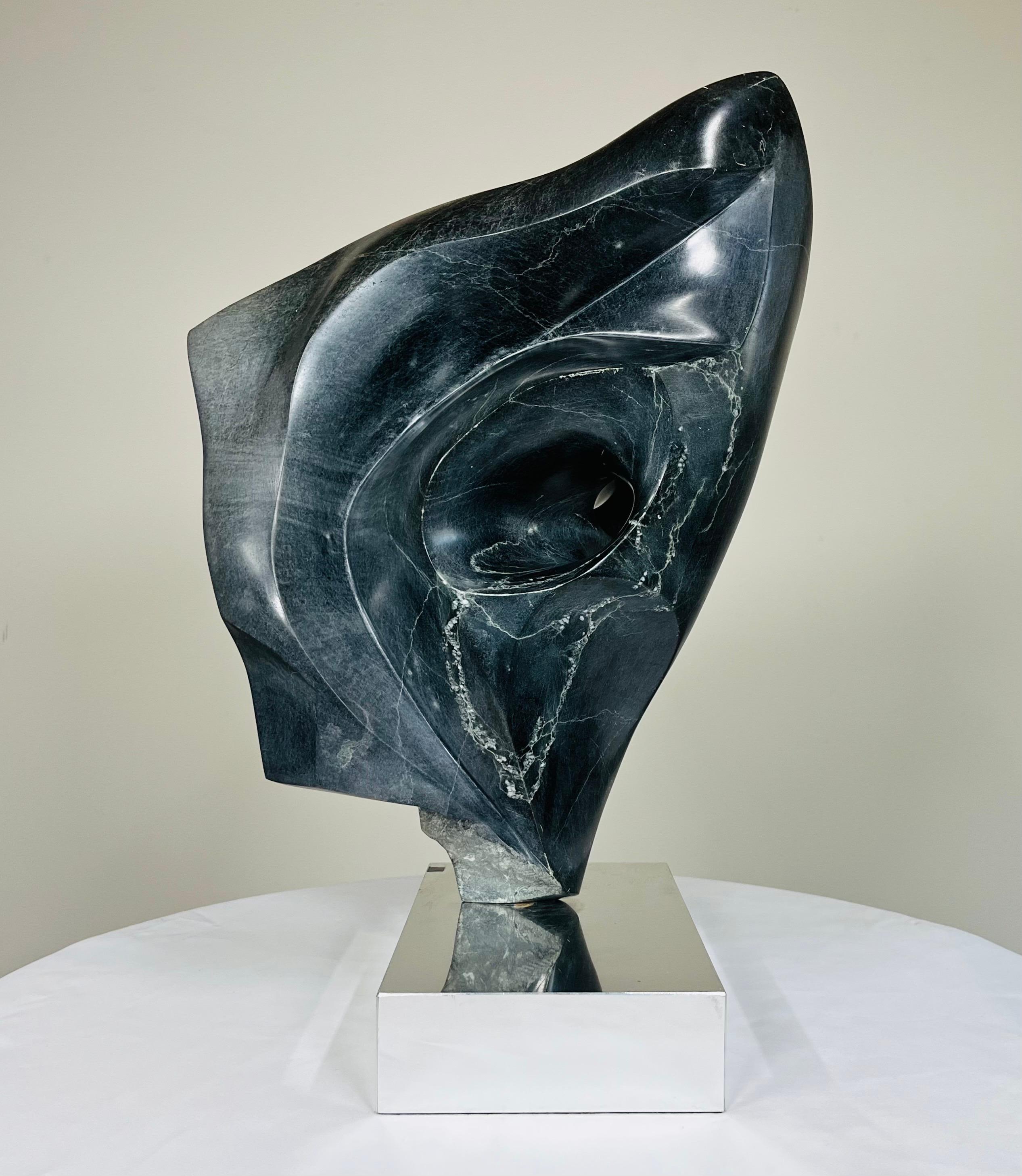 XX secolo Monumentale scultura astratta in pietra verde intenso in stile Henry Moore 1960s in vendita
