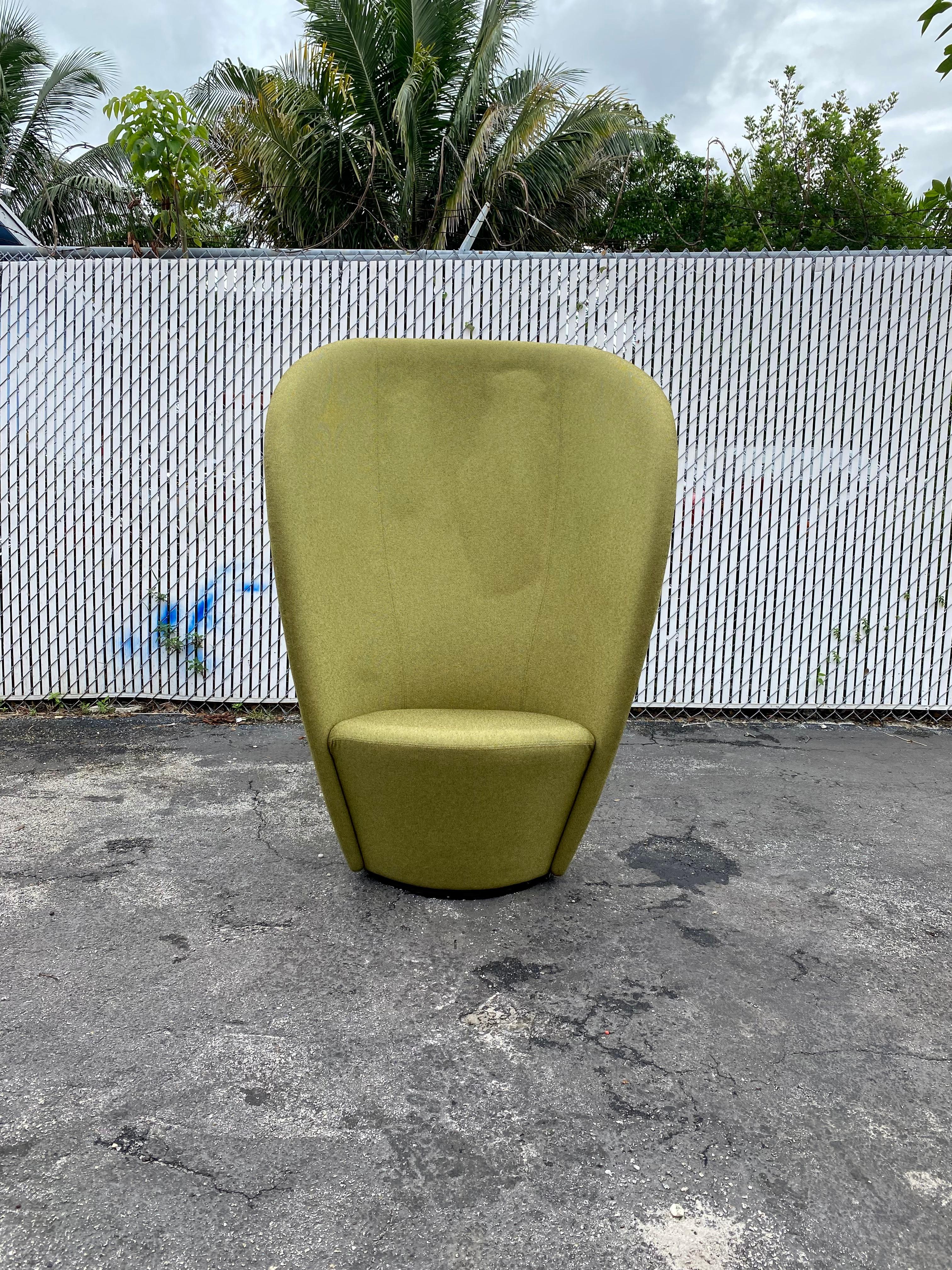 On offer on this occasion is one of the most stunning swivel chair you could hope to find. This is an ultra-rare opportunity to acquire what is, unequivocally, the best of the best, it being a most spectacular and beautifully-presented sectional.