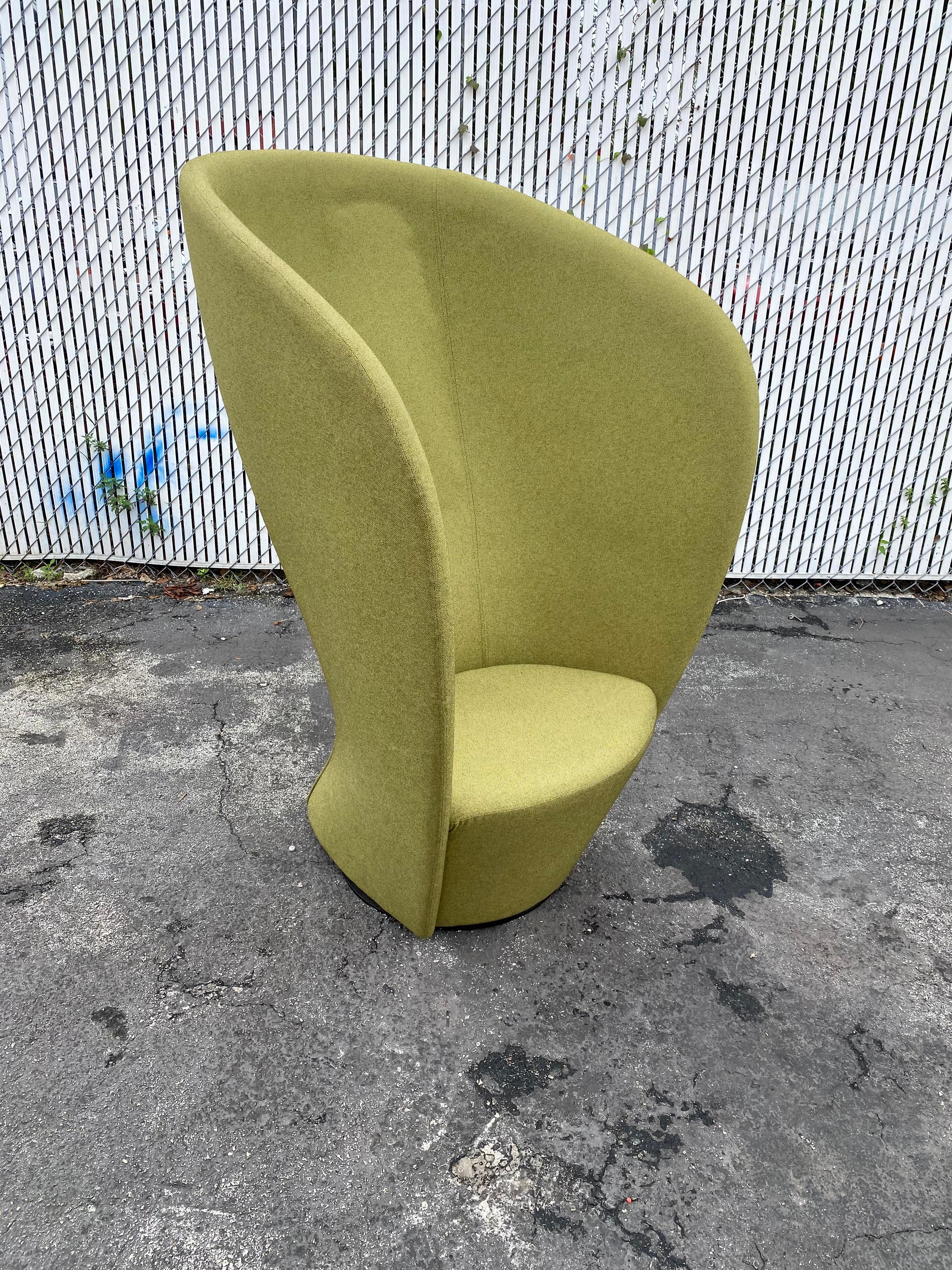 Mid-Century Modern Chaise pivotante monumentale Hightower Shelter Sculptural Swivel Chair en vente