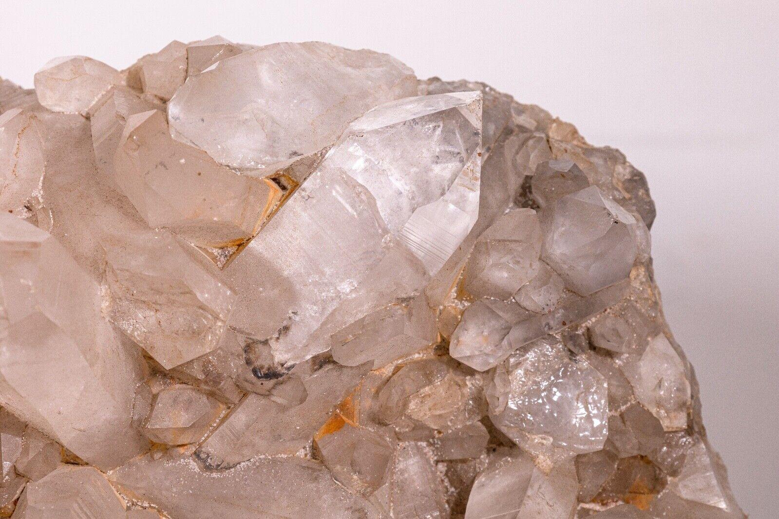 Spécimen minéral monumental de géode en cristal de quartz de l'Himalaya en vente 1