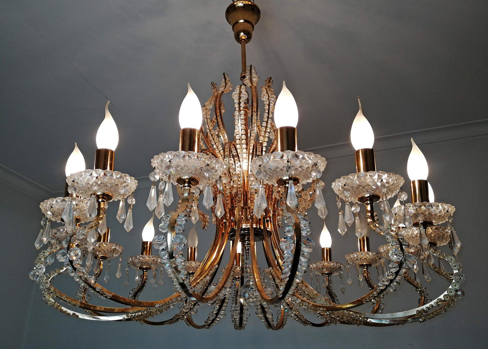 Monumental lustre français Hollywood Regency à 19 éclairages en perles de cristal taillé et doré en vente 2