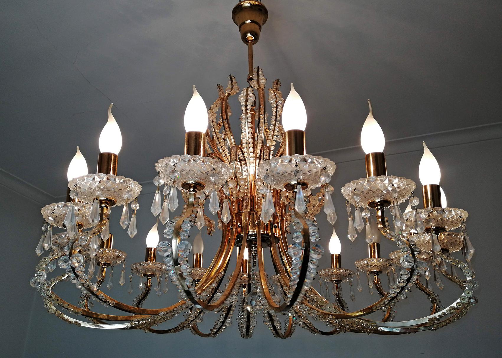 Monumentale lampadario Hollywood Regency con perle di cristallo tagliato e dorato a 19 luci in vendita 2