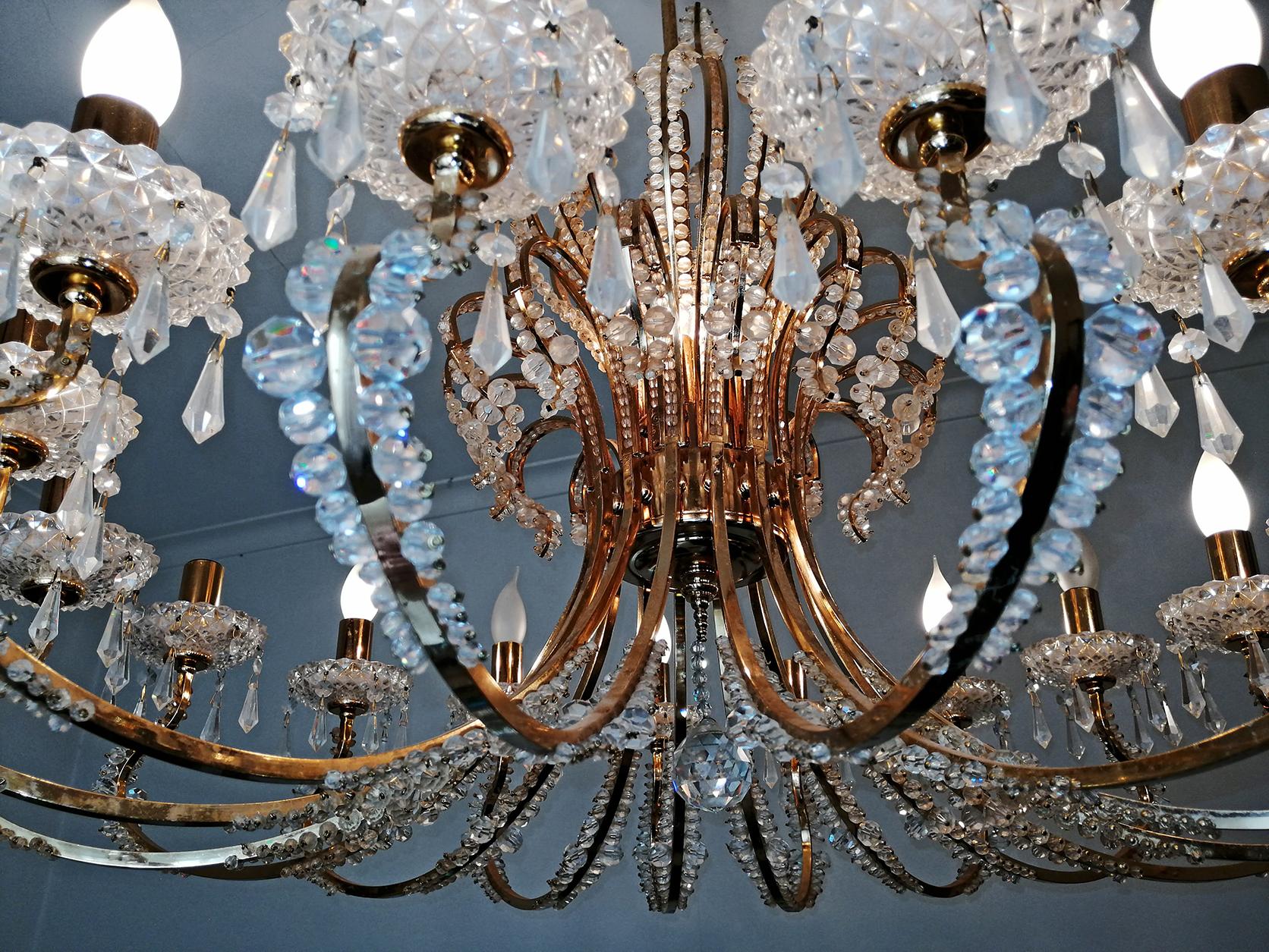 Monumental lustre français Hollywood Regency à 19 éclairages en perles de cristal taillé et doré en vente 3