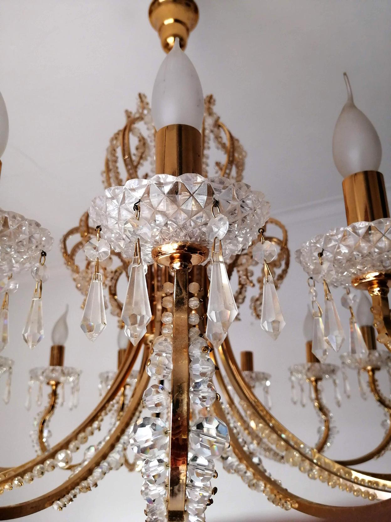 Monumental lustre français Hollywood Regency à 19 éclairages en perles de cristal taillé et doré en vente 4