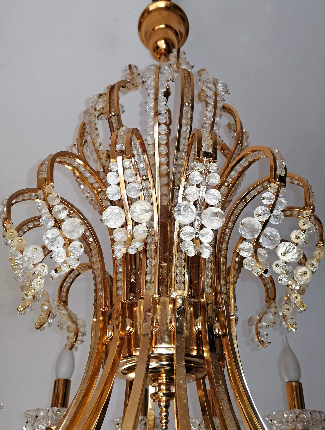 Monumentale lampadario Hollywood Regency con perle di cristallo tagliato e dorato a 19 luci in vendita 5