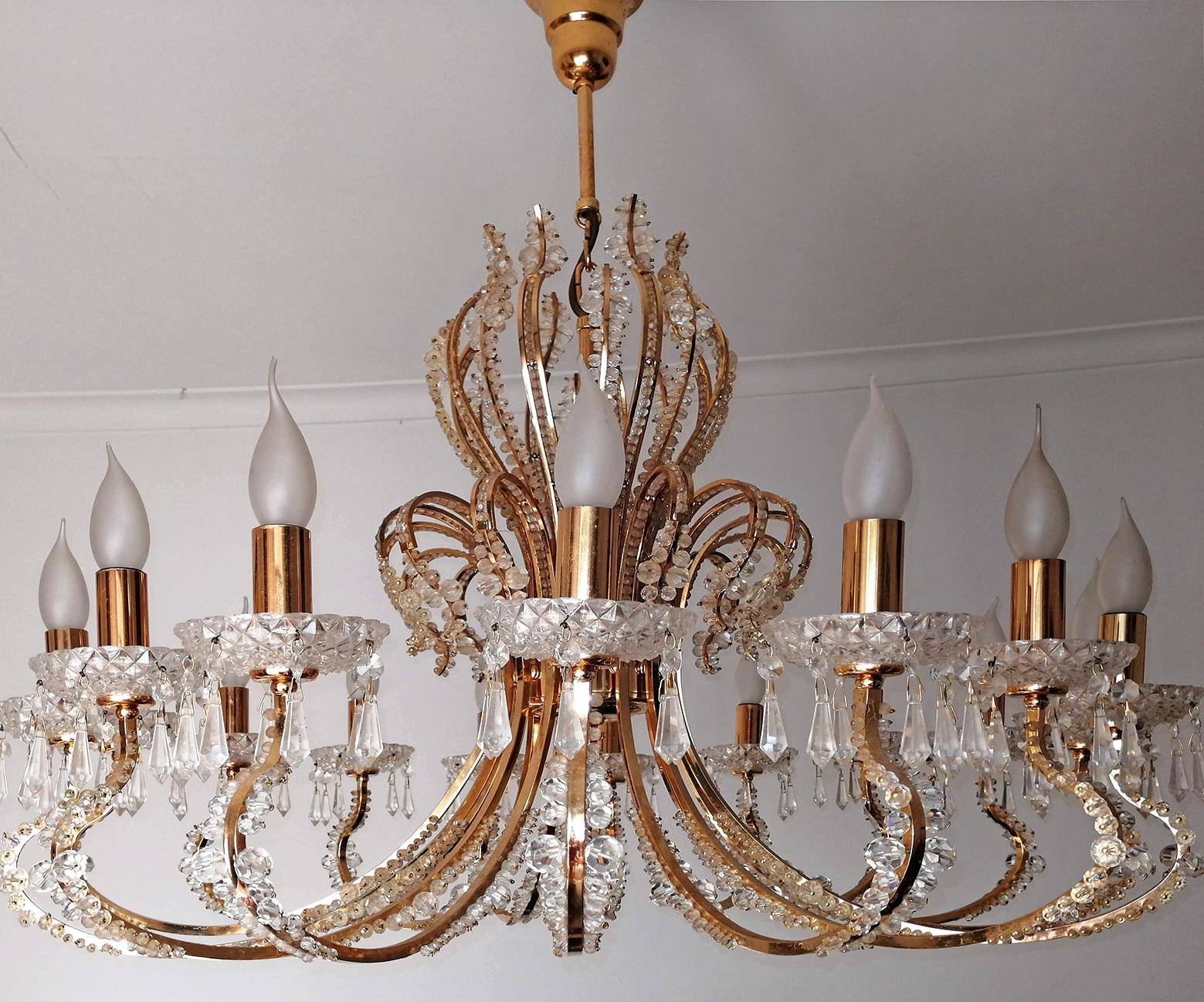 Empire Monumental lustre français Hollywood Regency à 19 éclairages en perles de cristal taillé et doré en vente