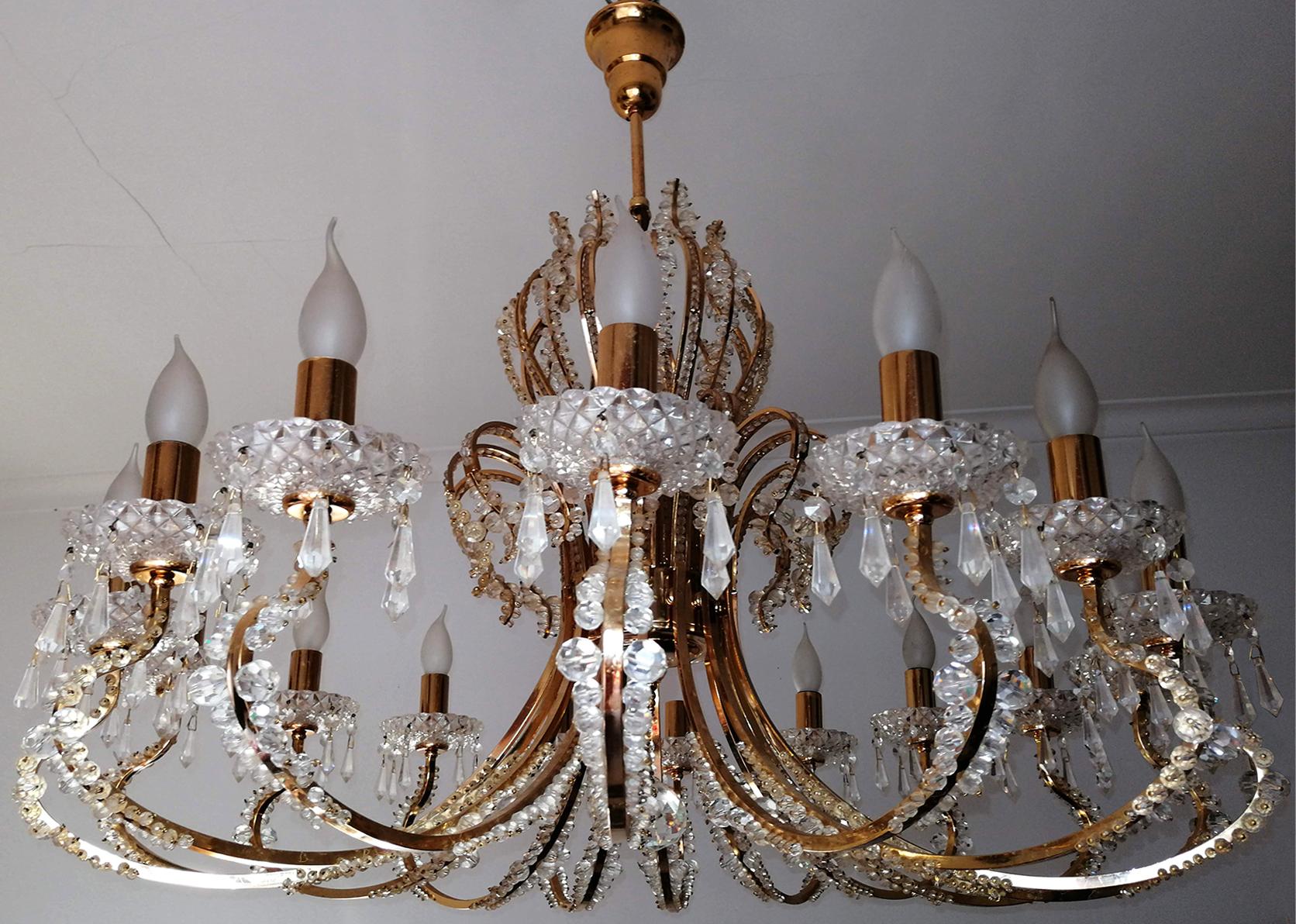 Français Monumental lustre français Hollywood Regency à 19 éclairages en perles de cristal taillé et doré en vente