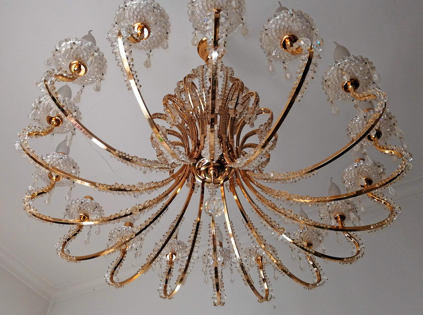 Monumental Hollywood Regency French Cut-Crystal Beads, Gilt 19-Light Chandelier In Good Condition For Sale In Coimbra, PT