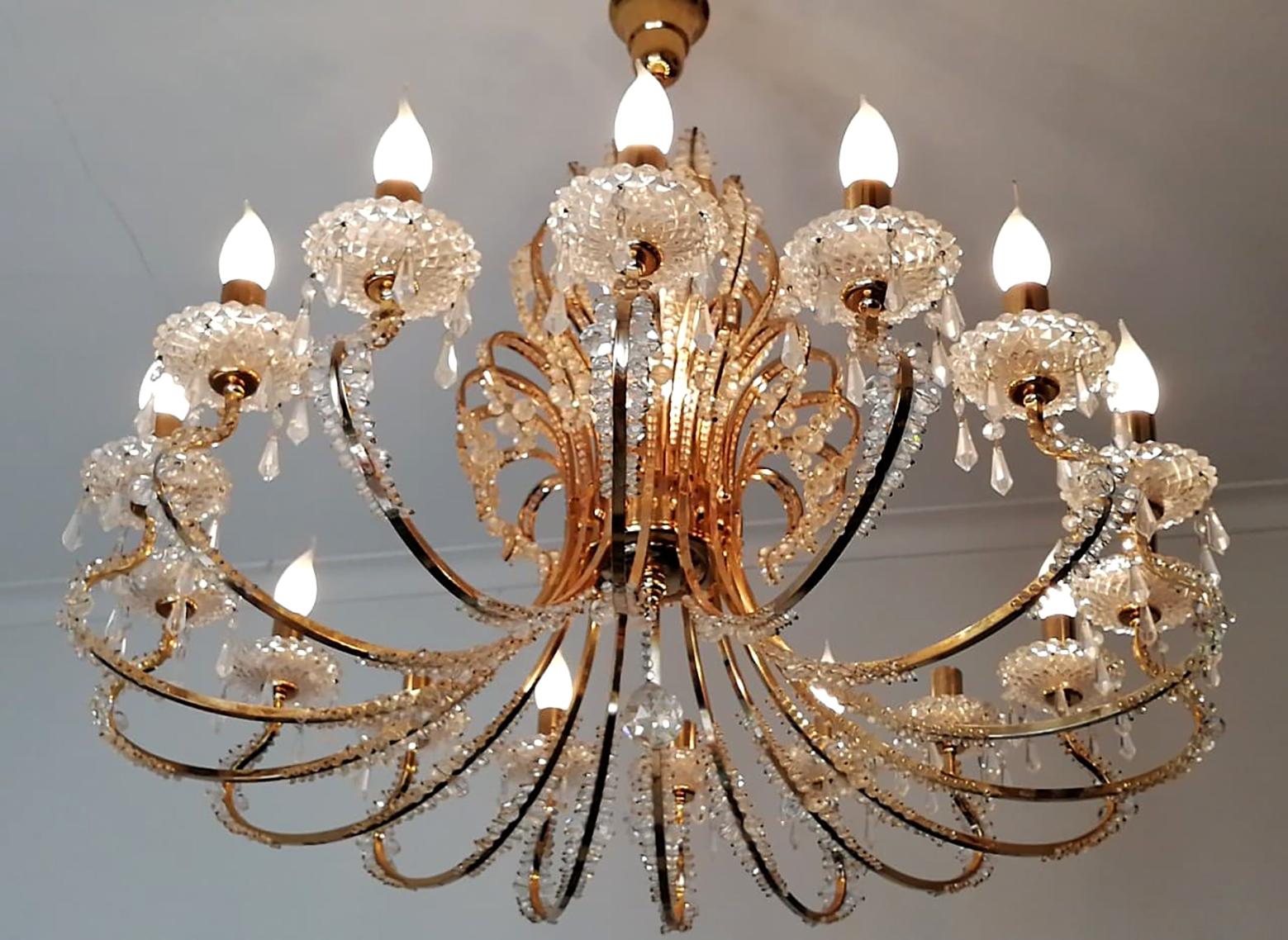Monumental lustre français Hollywood Regency à 19 éclairages en perles de cristal taillé et doré Bon état - En vente à Coimbra, PT