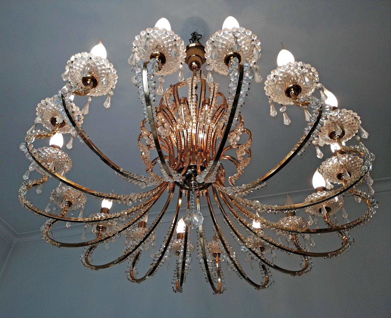 20ième siècle Monumental lustre français Hollywood Regency à 19 éclairages en perles de cristal taillé et doré en vente