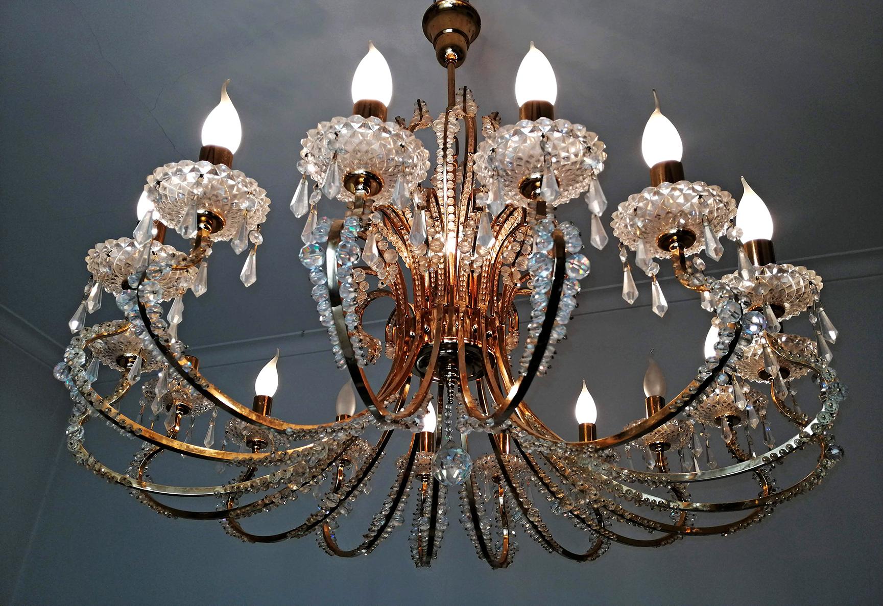 Monumental lustre français Hollywood Regency à 19 éclairages en perles de cristal taillé et doré en vente 1