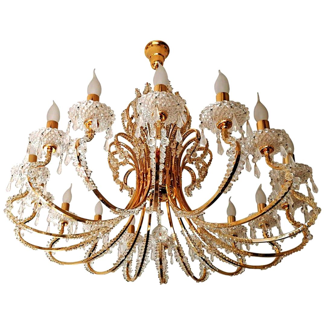 Monumental lustre français Hollywood Regency à 19 éclairages en perles de cristal taillé et doré