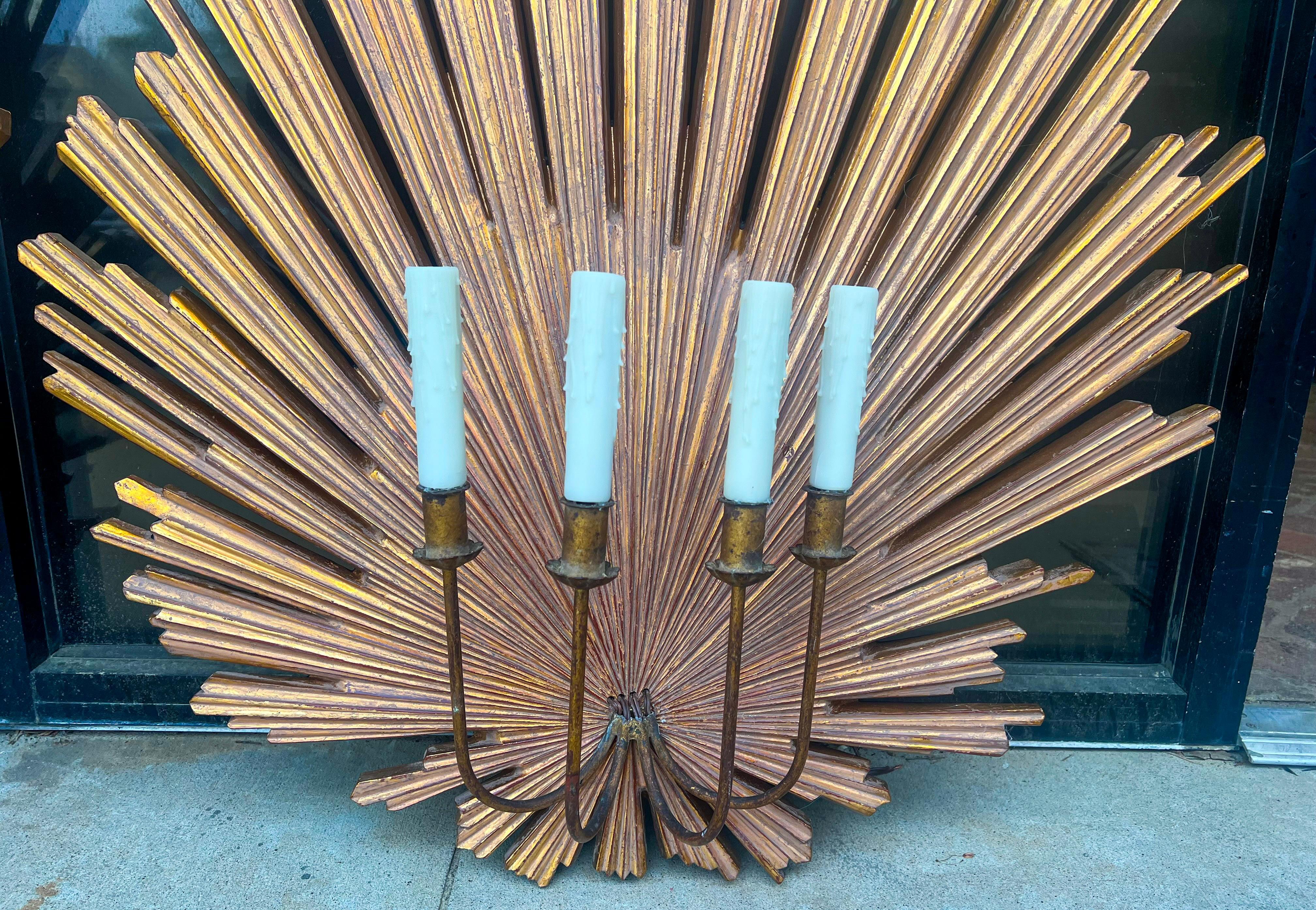 Monumentales appliques murales italiennes Hollywood Regency à 4 bras dorés Sunburst en vente 1