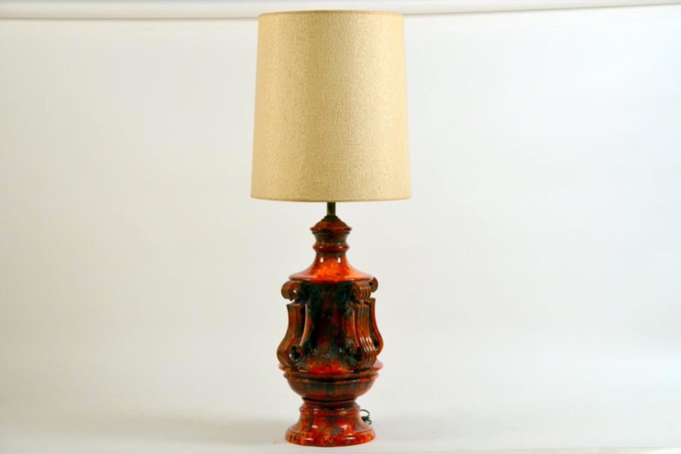 Monumentale Hollywood-Regency-Lampe aus glasierter Keramik. Inklusive Original-Schirm.

Der Keramikteil des Sockels hat einen Durchmesser von 16 Zoll und eine Höhe von 26 Zoll.