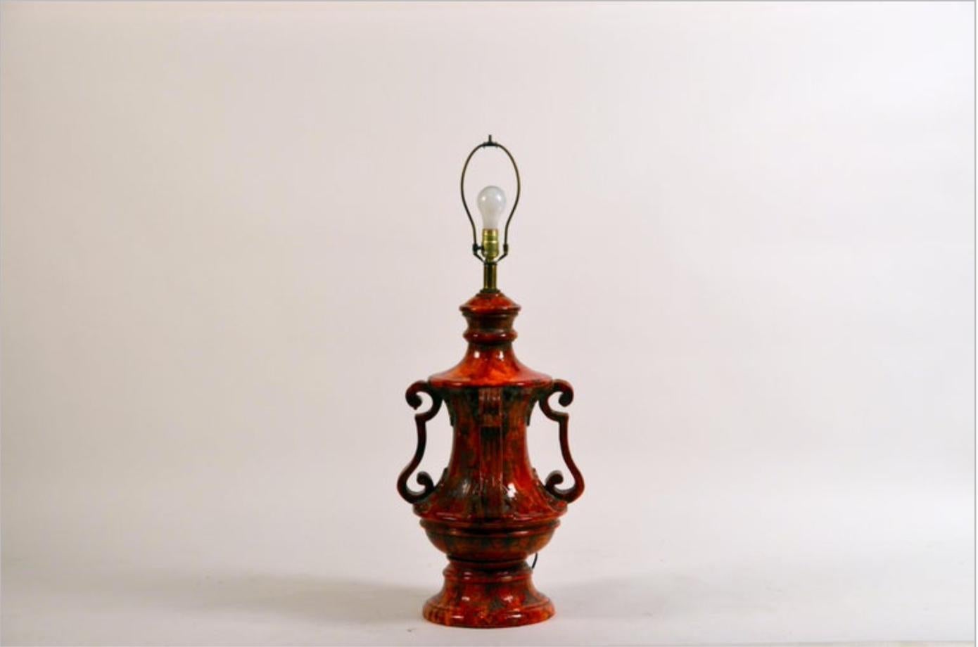Monumentale Hollywood-Regency-Keramiklampe aus glasierter Keramik (Mitte des 20. Jahrhunderts) im Angebot