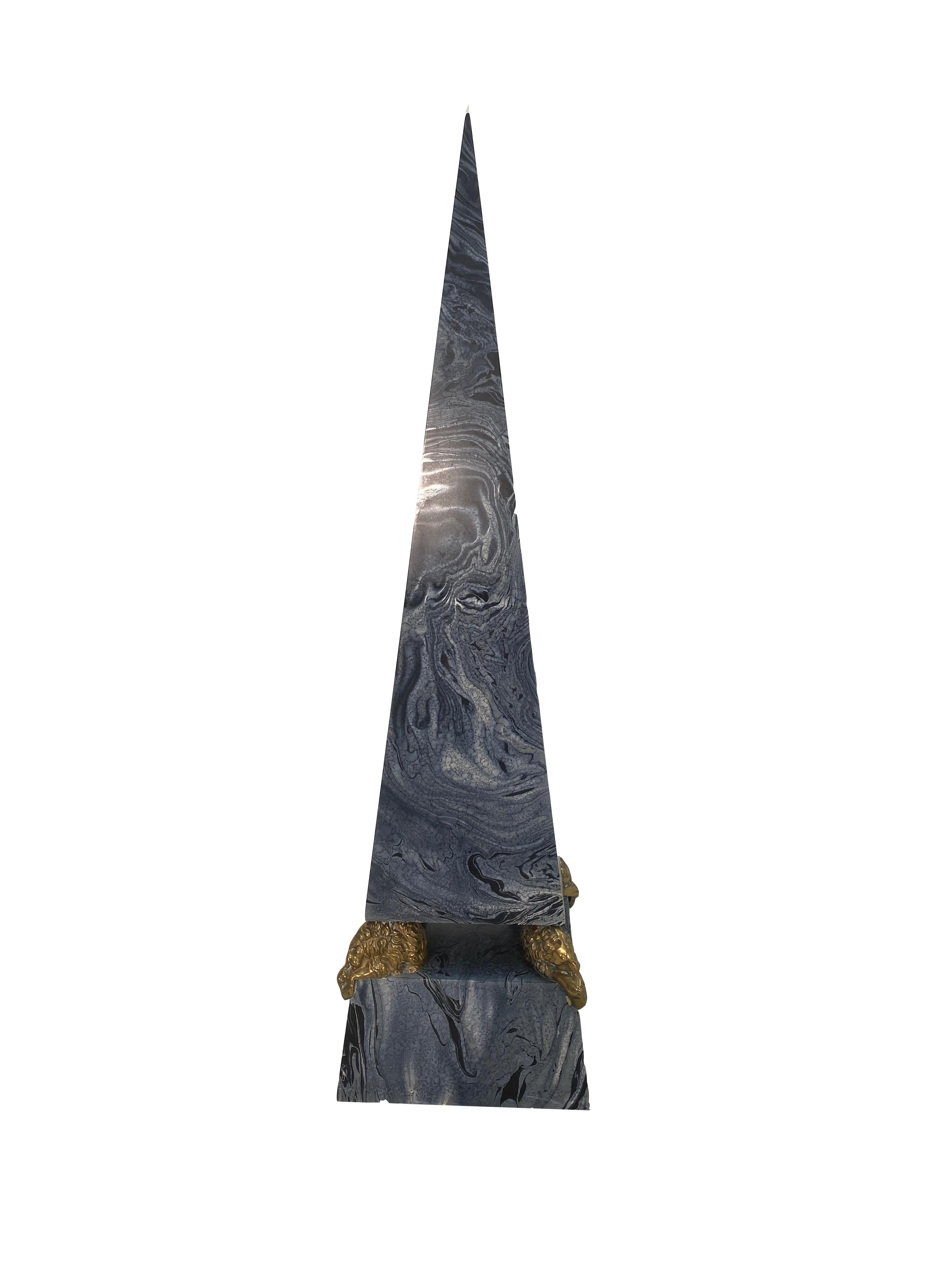 Américain Monumental obélisque en faux marbre de style Hollywood Regency
