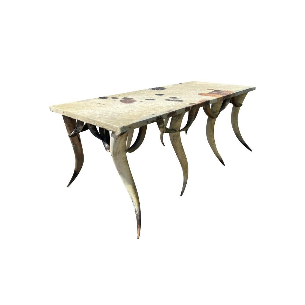 Table de salle à manger monumentale en corne et peau de vache dans le style Farmhouse Country Western

Cette table à manger monumentale, rare et fabriquée sur mesure, est une pièce unique à l'histoire riche, provenant de la maison d'un designer au