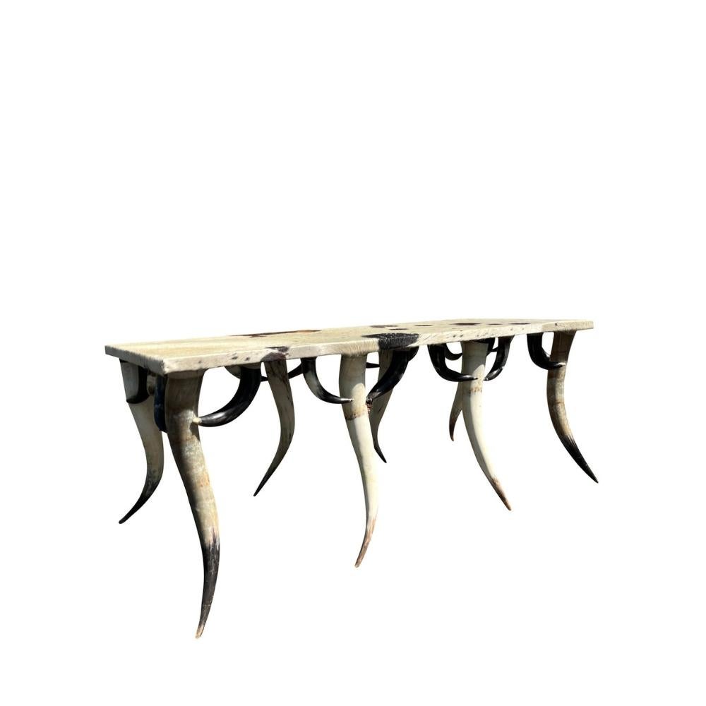 Cuir de vache Table de salle à manger monumentale en corne et peau de vache dans le style Farmhouse Country Western en vente