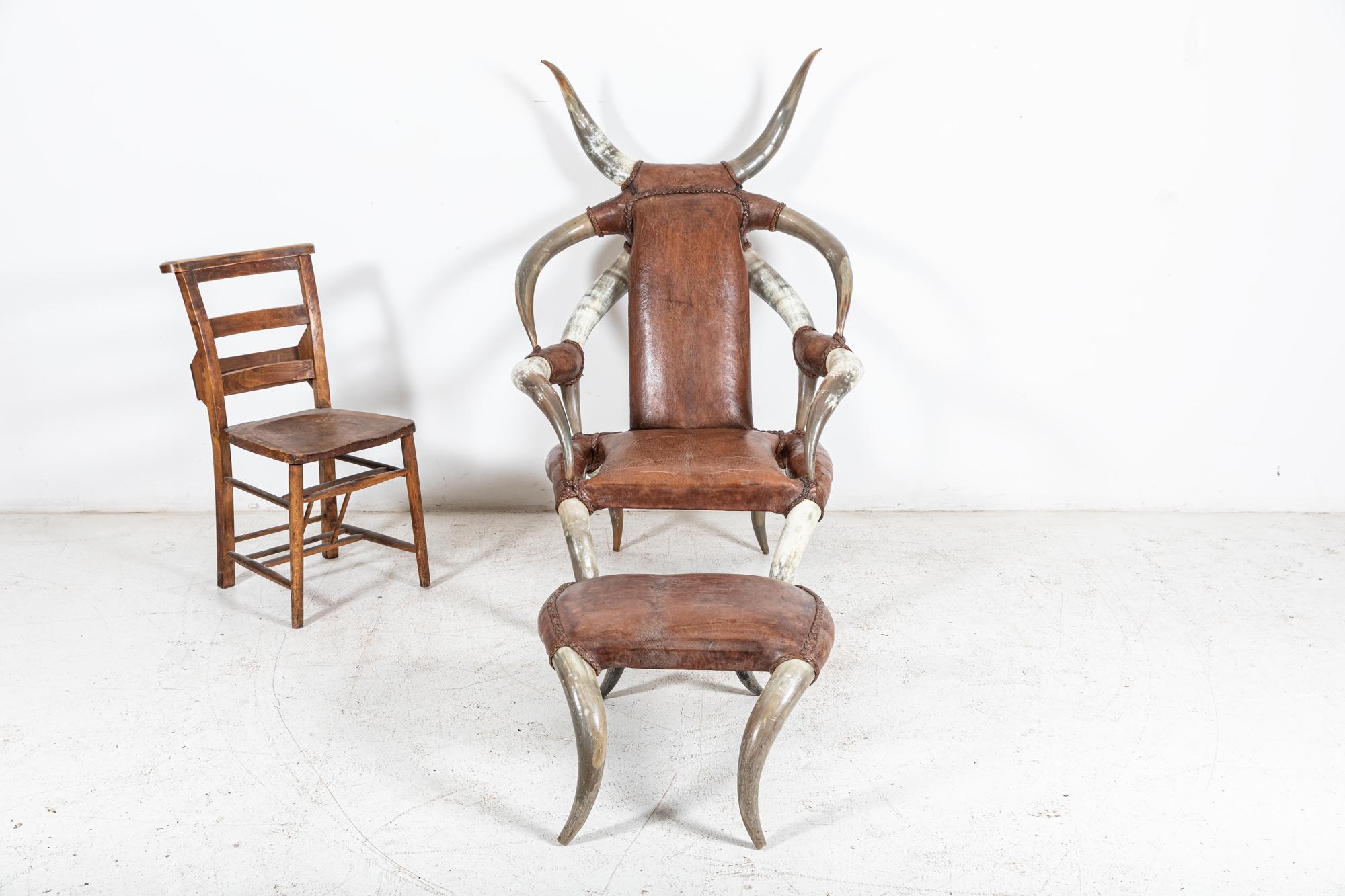 Monumentaler Sessel aus Horn und Leder mit Fußhocker im Angebot 7