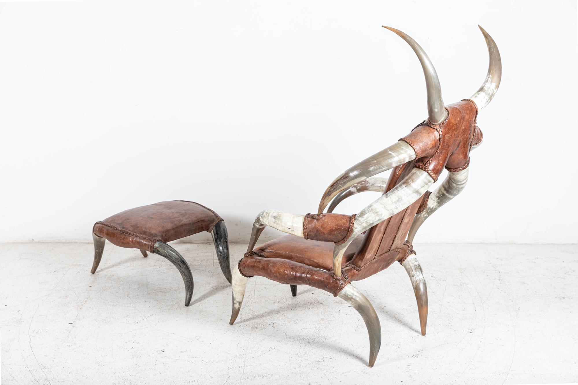 Monumentaler Sessel aus Horn und Leder mit Fußhocker (Zentralamerikanisch) im Angebot