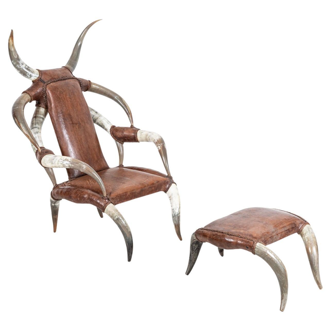 Monumentaler Sessel aus Horn und Leder mit Fußhocker im Angebot