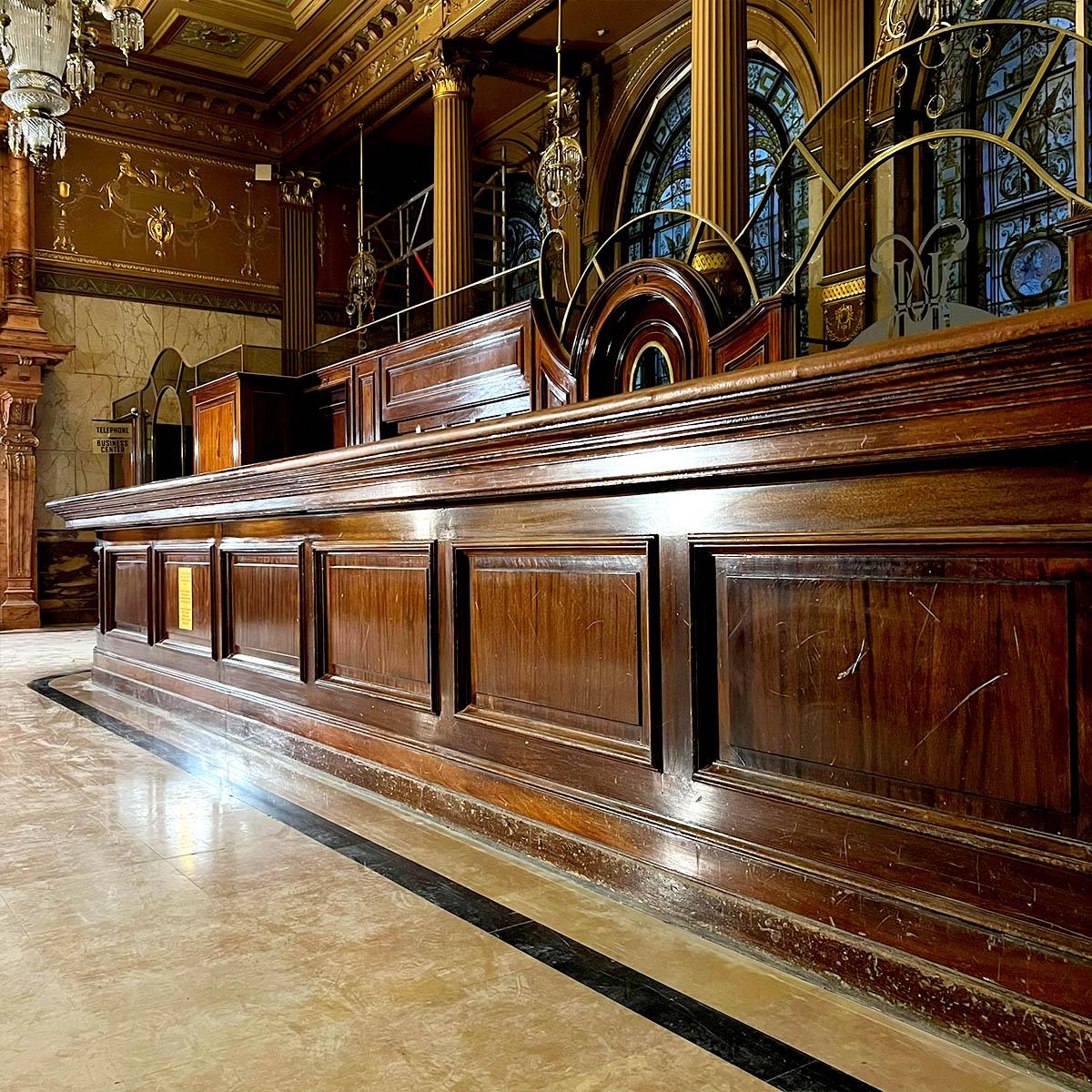 Monumental hotel reception desk set — 11.5m Front Counter, 16.9m Rear In Good Condition For Sale In TOURCOING, FR