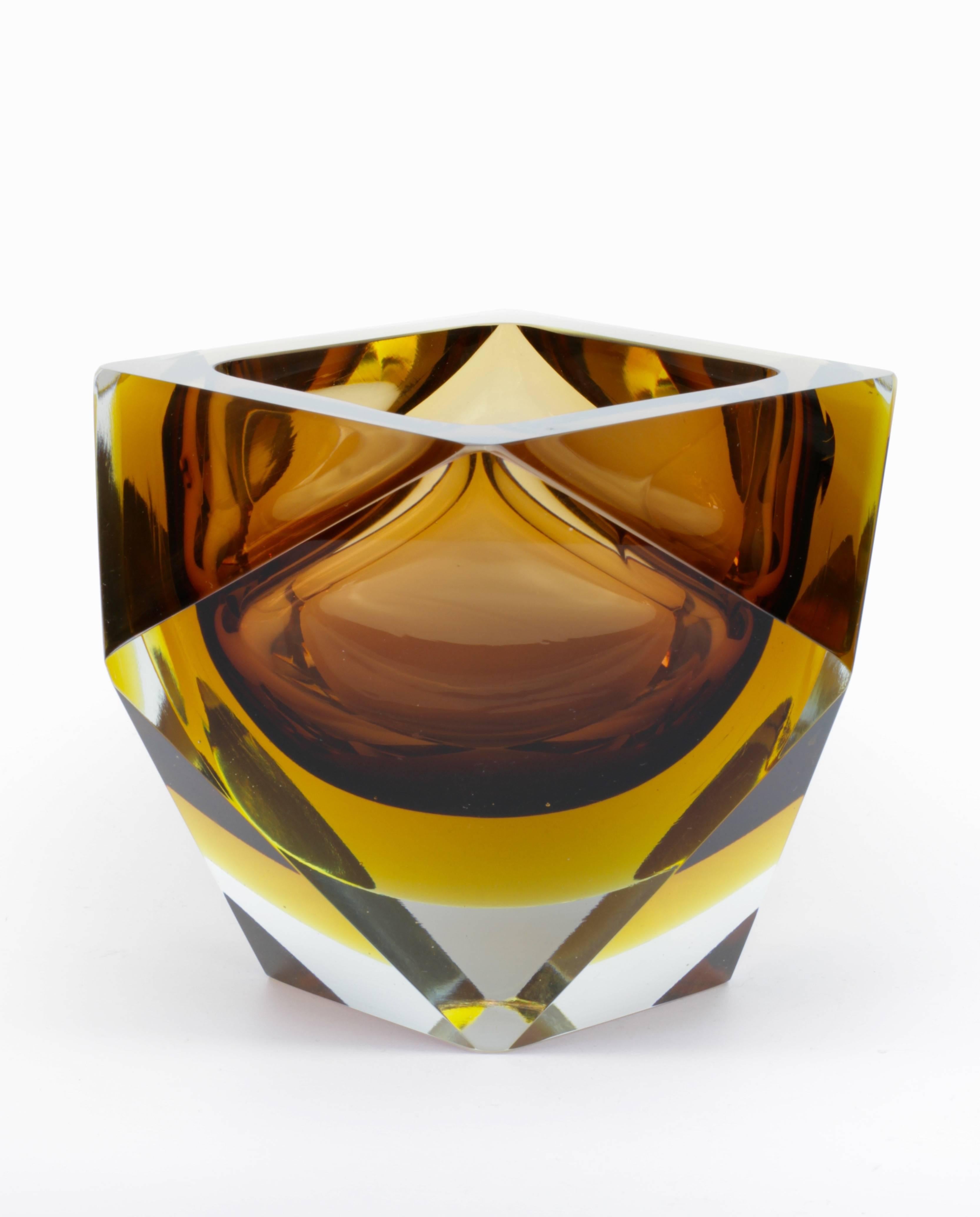 Monumental e inmenso cuenco italiano de mediados de siglo de cristal de Murano facetado con corte de diamante Moderno de mediados de siglo en venta
