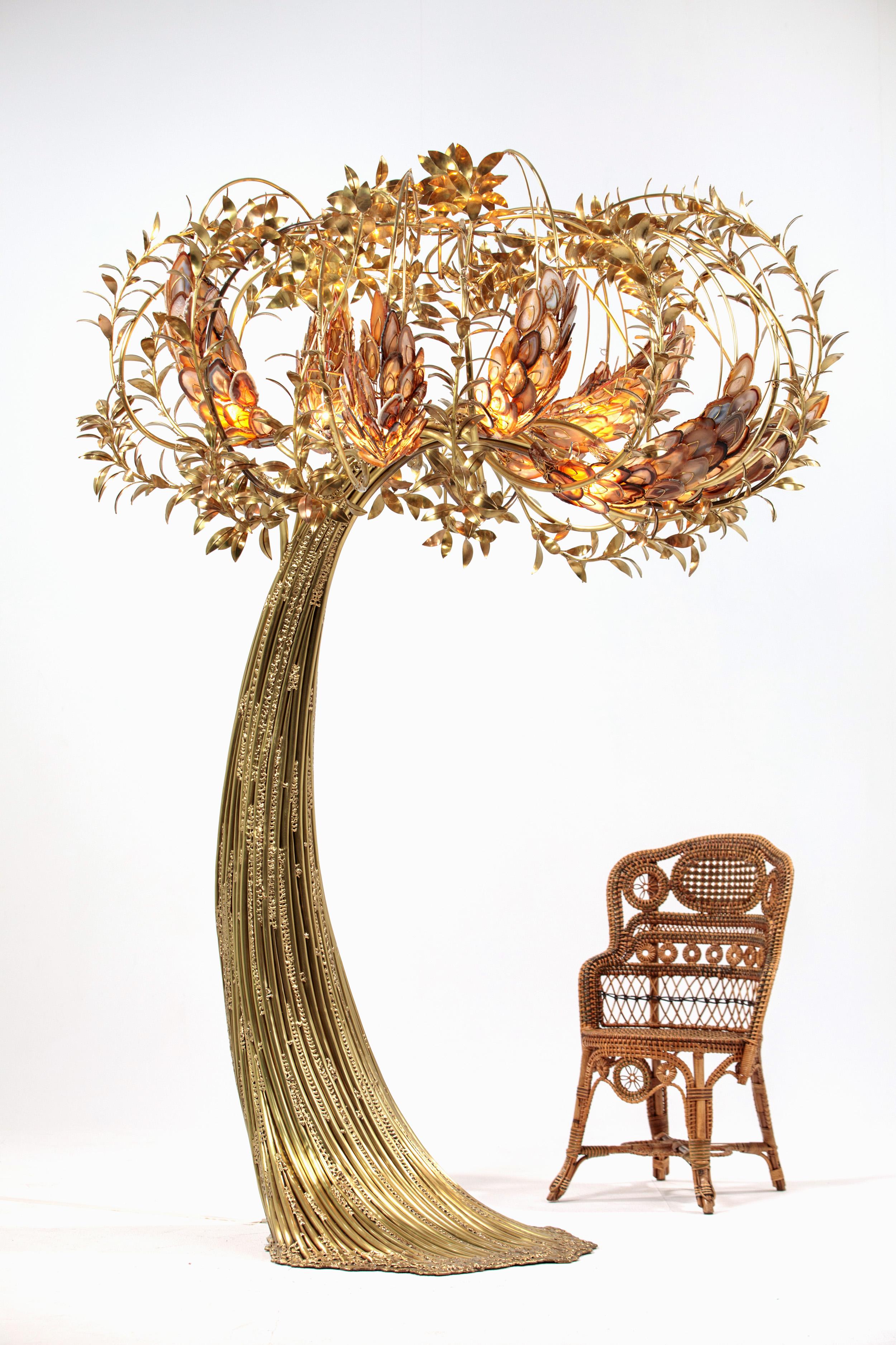 Wonderful illuminating tree by Richard Faure.
Made entirely by hand. Signed.
The trunk and the branches are in polished brass, the clusters of flowers, eight in number,
conceal light bulbs and consist of a multitude of small slices of agates held