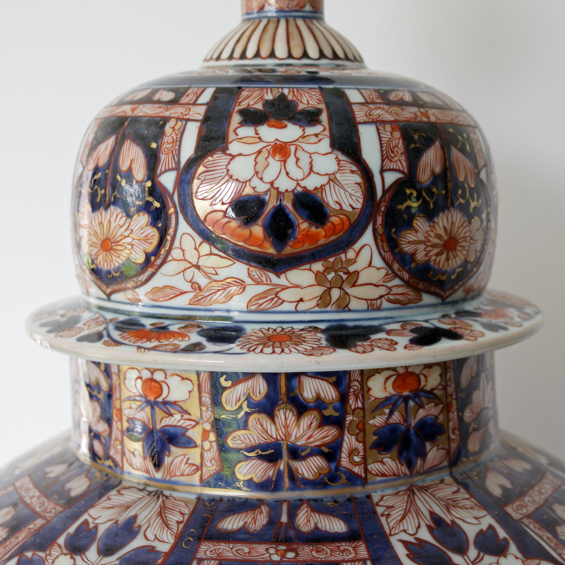 Monumental Imari Vase and Cover, Japan, Arita, Edo Period, Late 17th Century In Good Condition In Worpswede / Bremen, DE