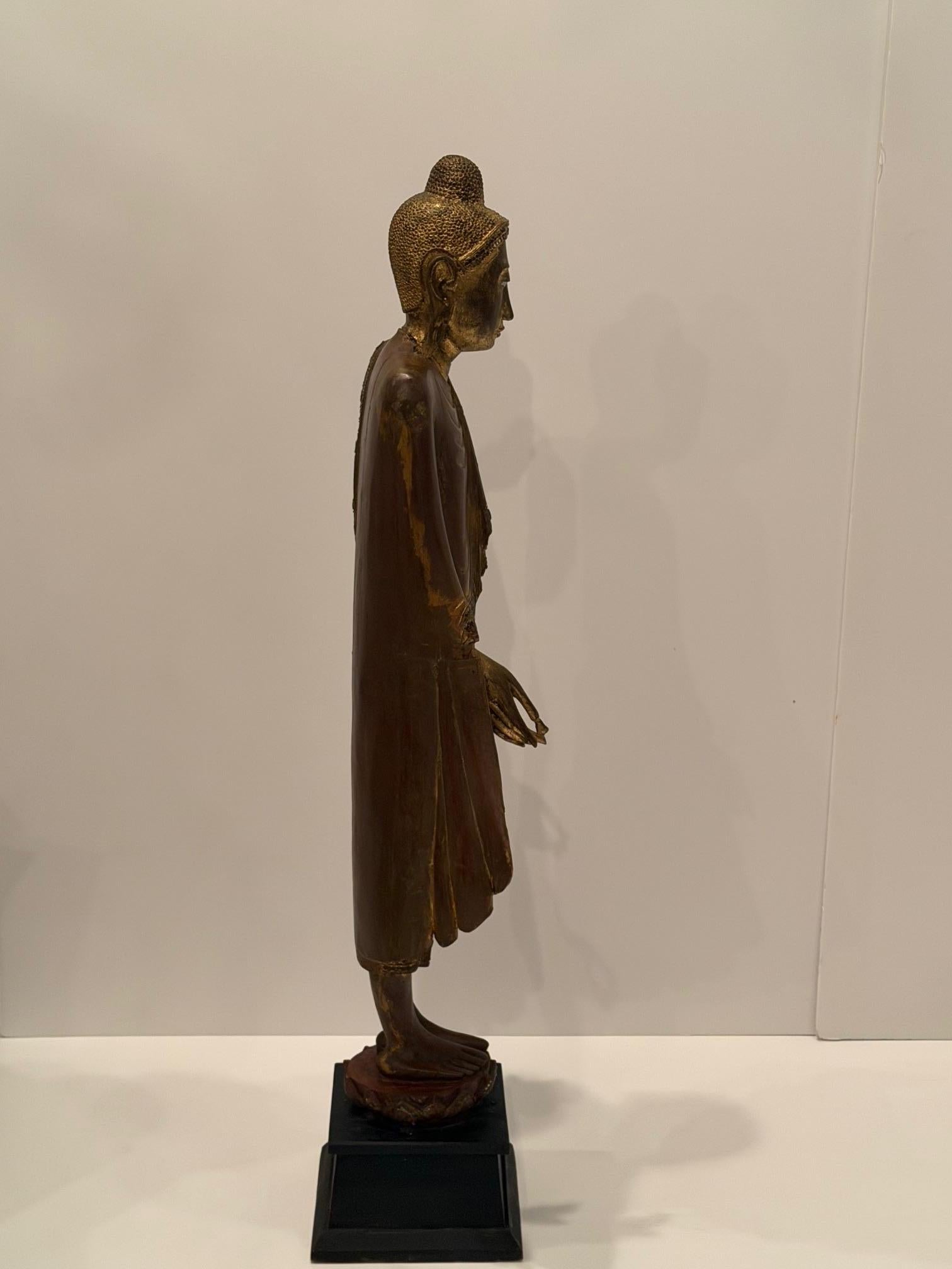 Monumental Impressive Carved Wood Buddha Statue in vendita 4