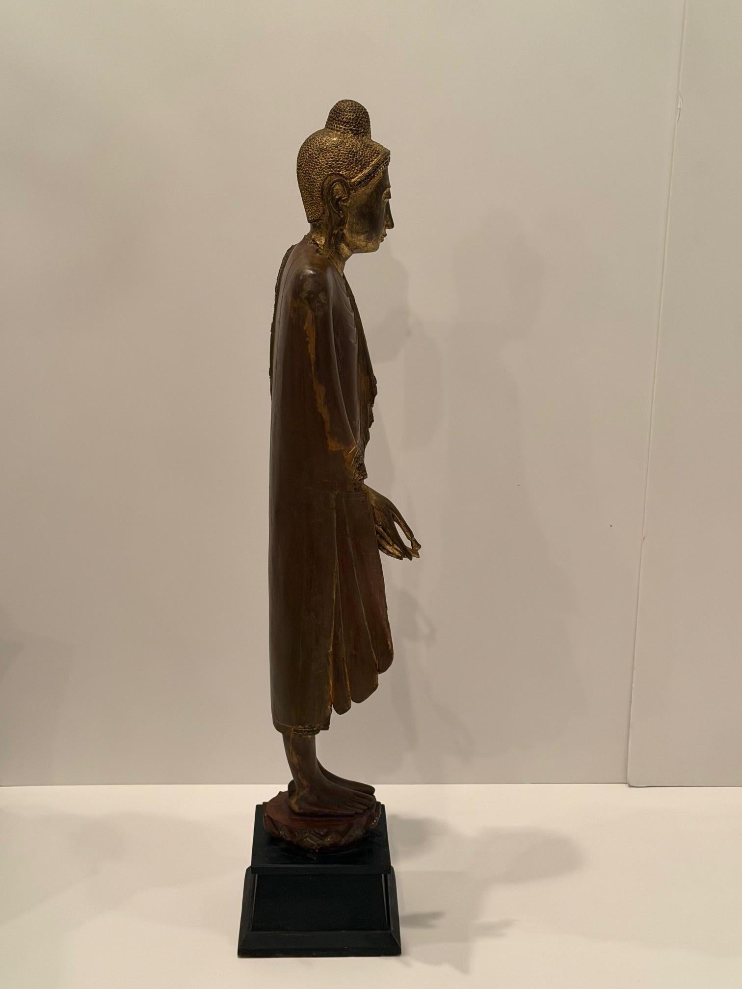 Monumental Impressive Carved Wood Buddha Statue in vendita 5