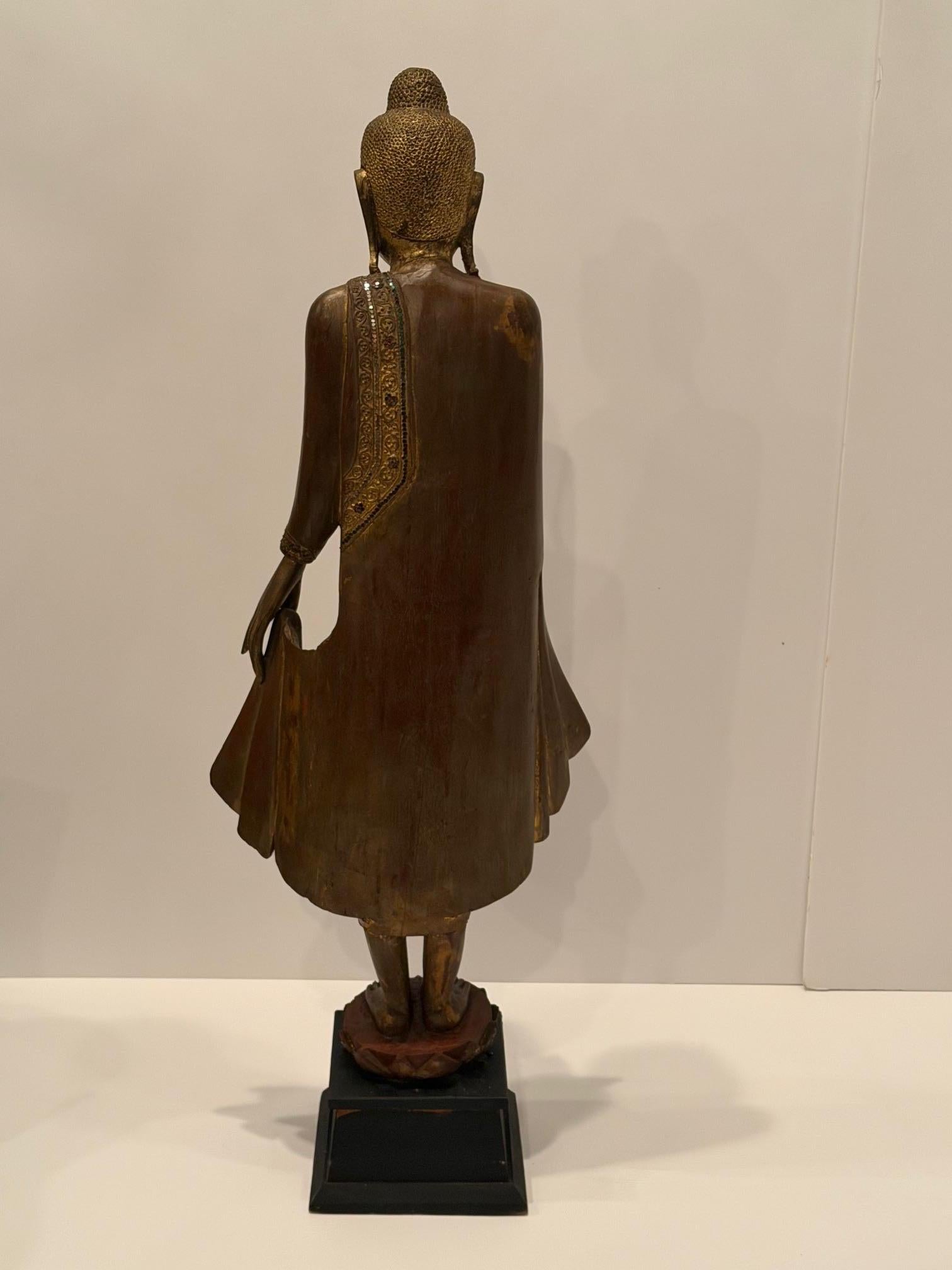 Monumental Impressive Carved Wood Buddha Statue in vendita 6