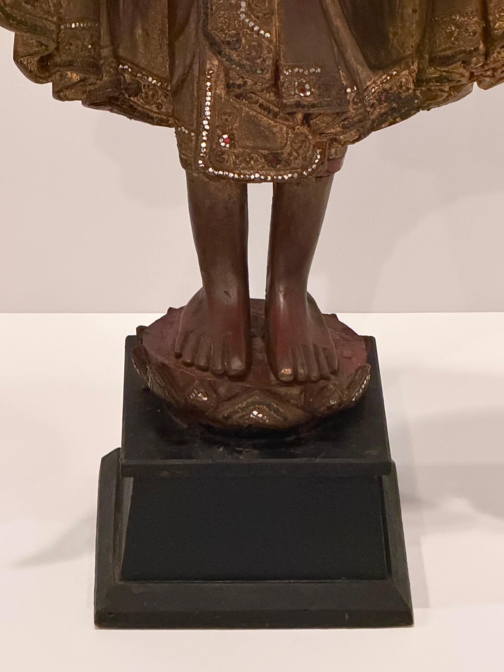 Inizio XX secolo Monumental Impressive Carved Wood Buddha Statue in vendita