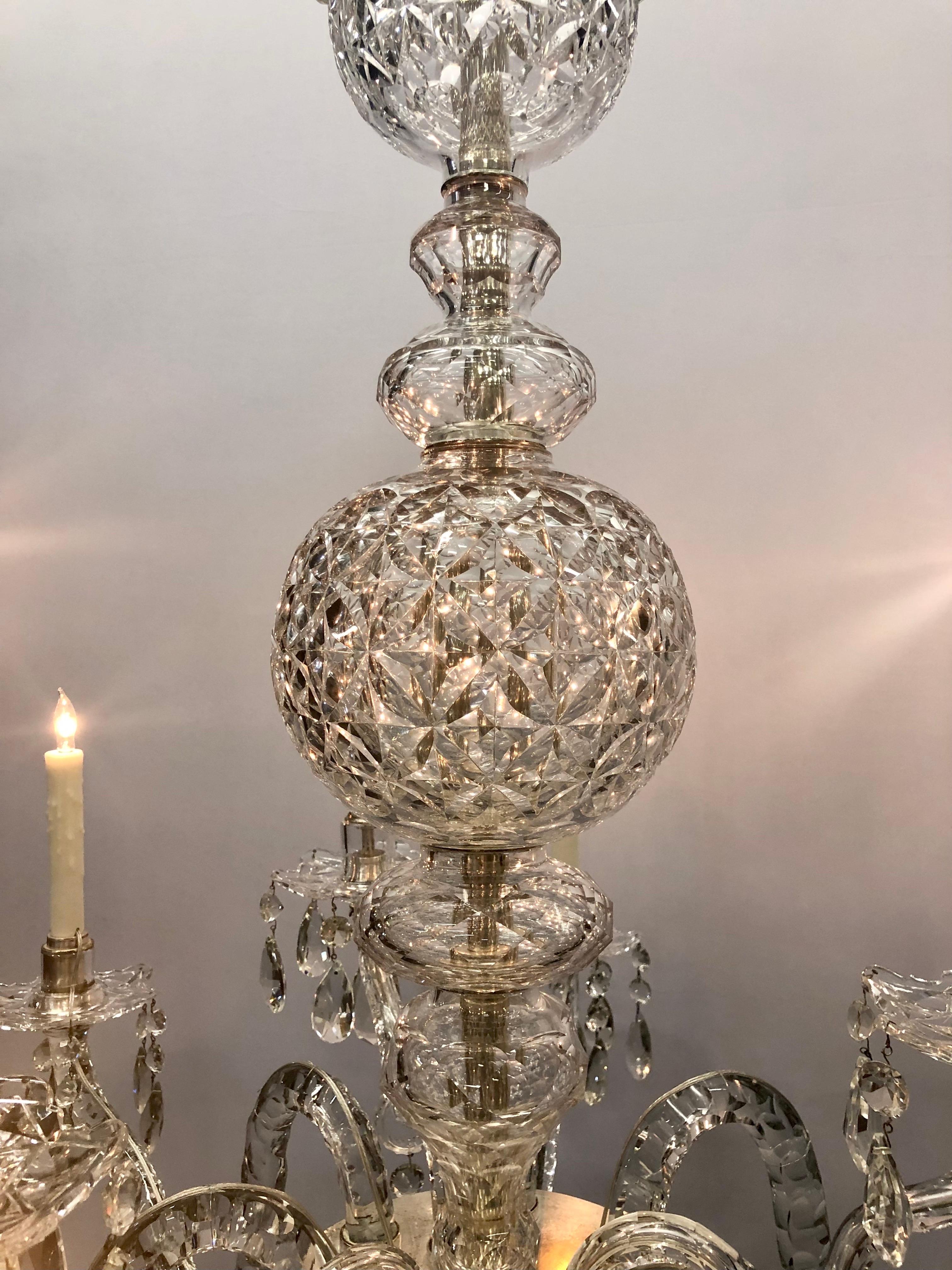 Monumentaler georgianischer neunflammiger Kronleuchter aus irischem Kristall, 19. Jahrhundert  (Versilberung) im Angebot