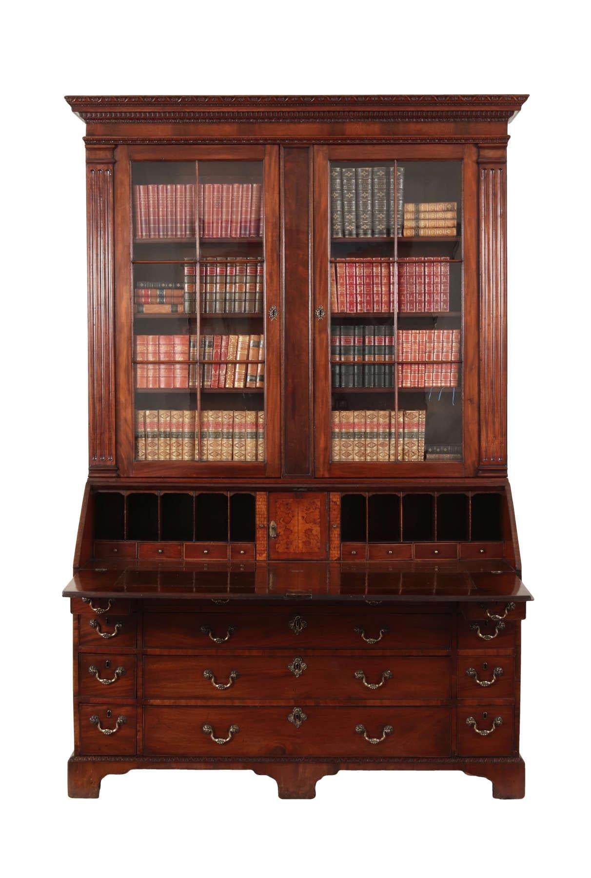 Monumentales irisches Mahagoni-Sekretär-Bücherregal aus der George-III-Periode, um 1780 (Irisch) im Angebot